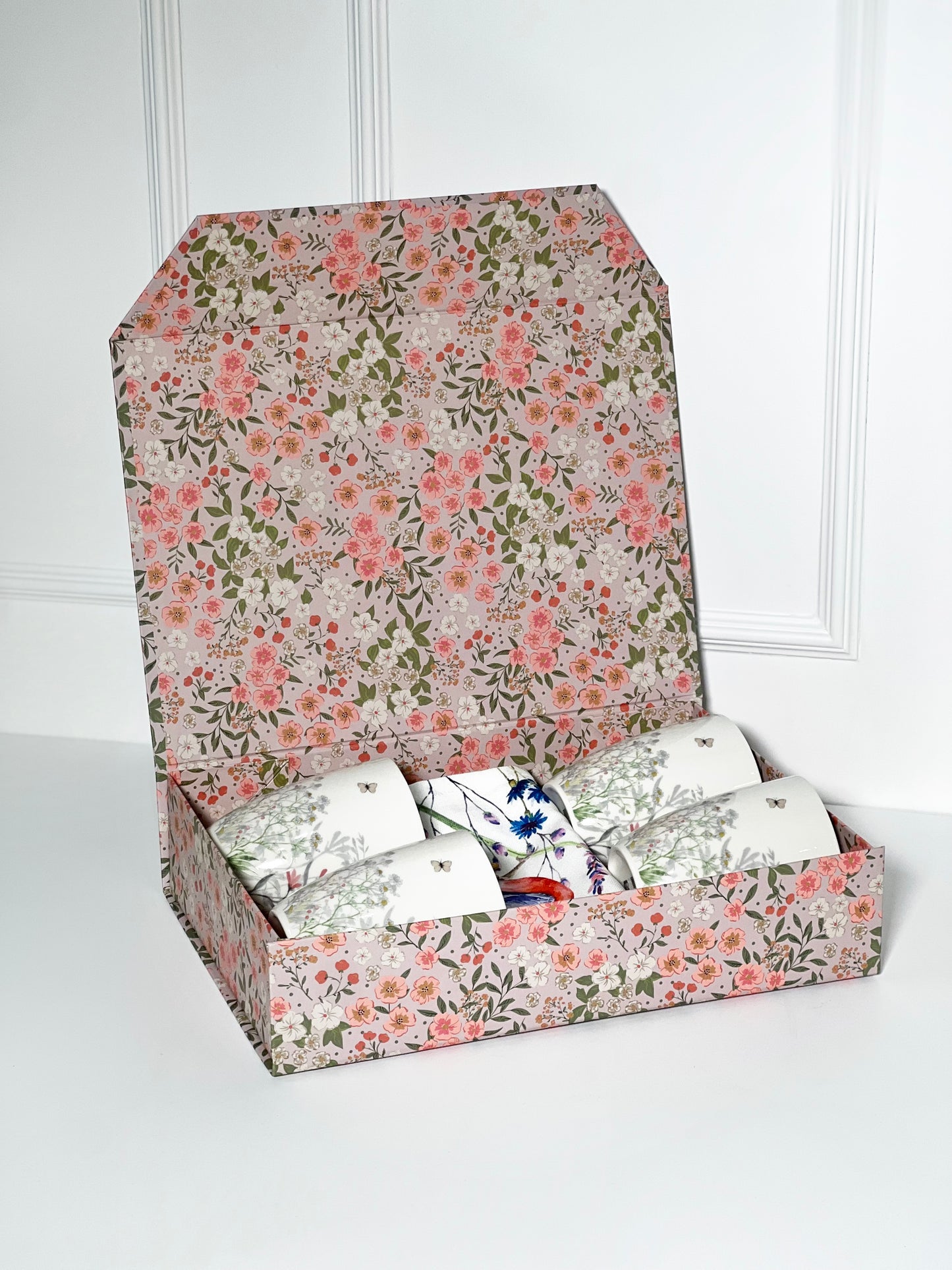 CONJUNTO BOX COM 4 XÍCARAS SEM PIRES, 4 GUARDANAPOS DE TECIDO E 4 COLHERES