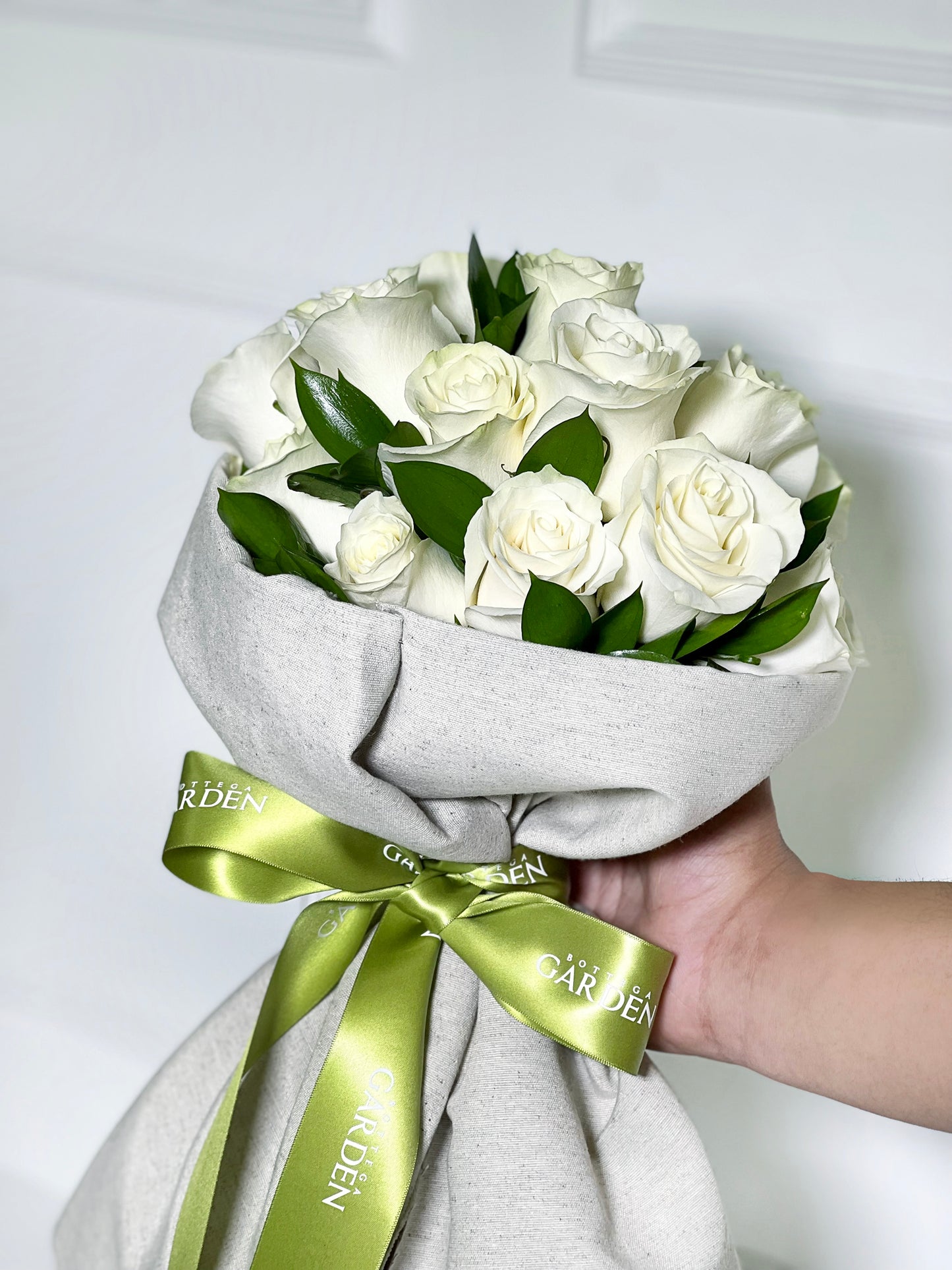 BOUQUET CLÁSSICO DE ROSAS BRANCAS COM TECIDO DE LINHO