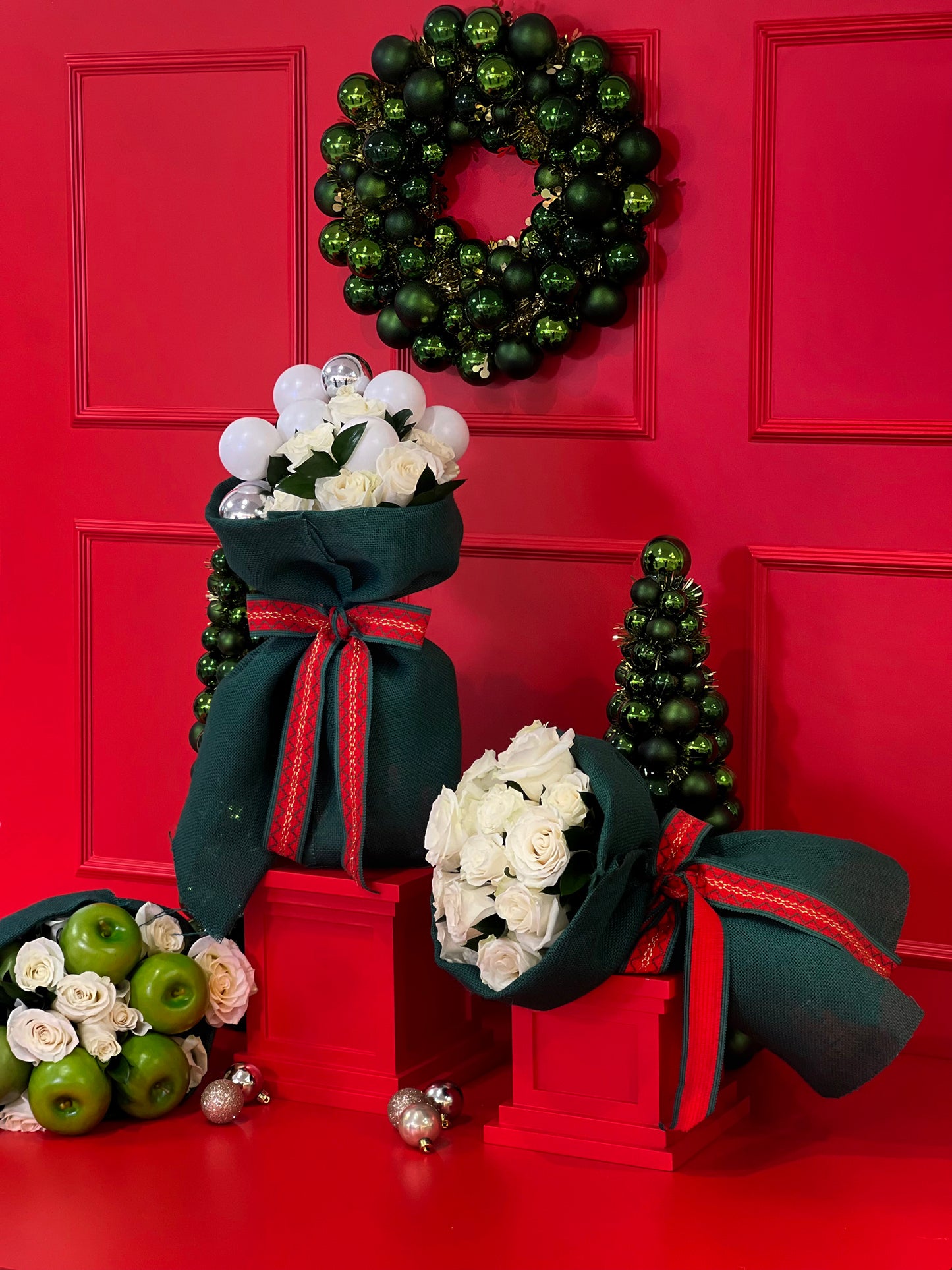 BOUQUET COM ROSAS E MAÇÃS VERDES ENVOLVIDO COM TECIDO DE JUTA DE LINHO CRU VERDE