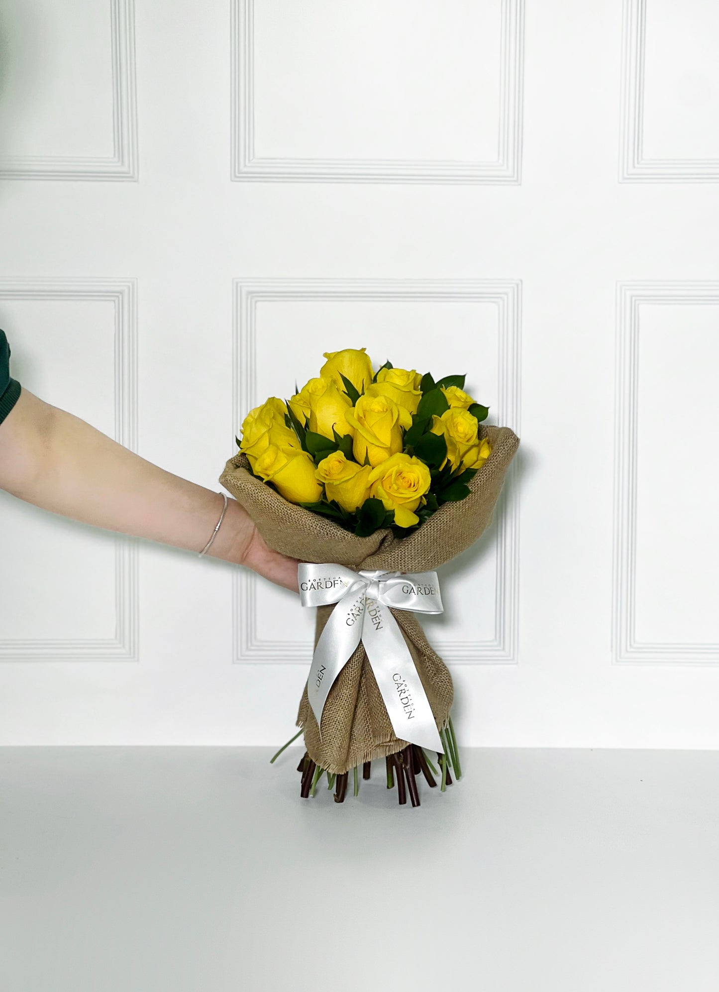 BOUQUET CLÁSSICO DE ROSAS AMARELAS COM JUTA DE LINHO