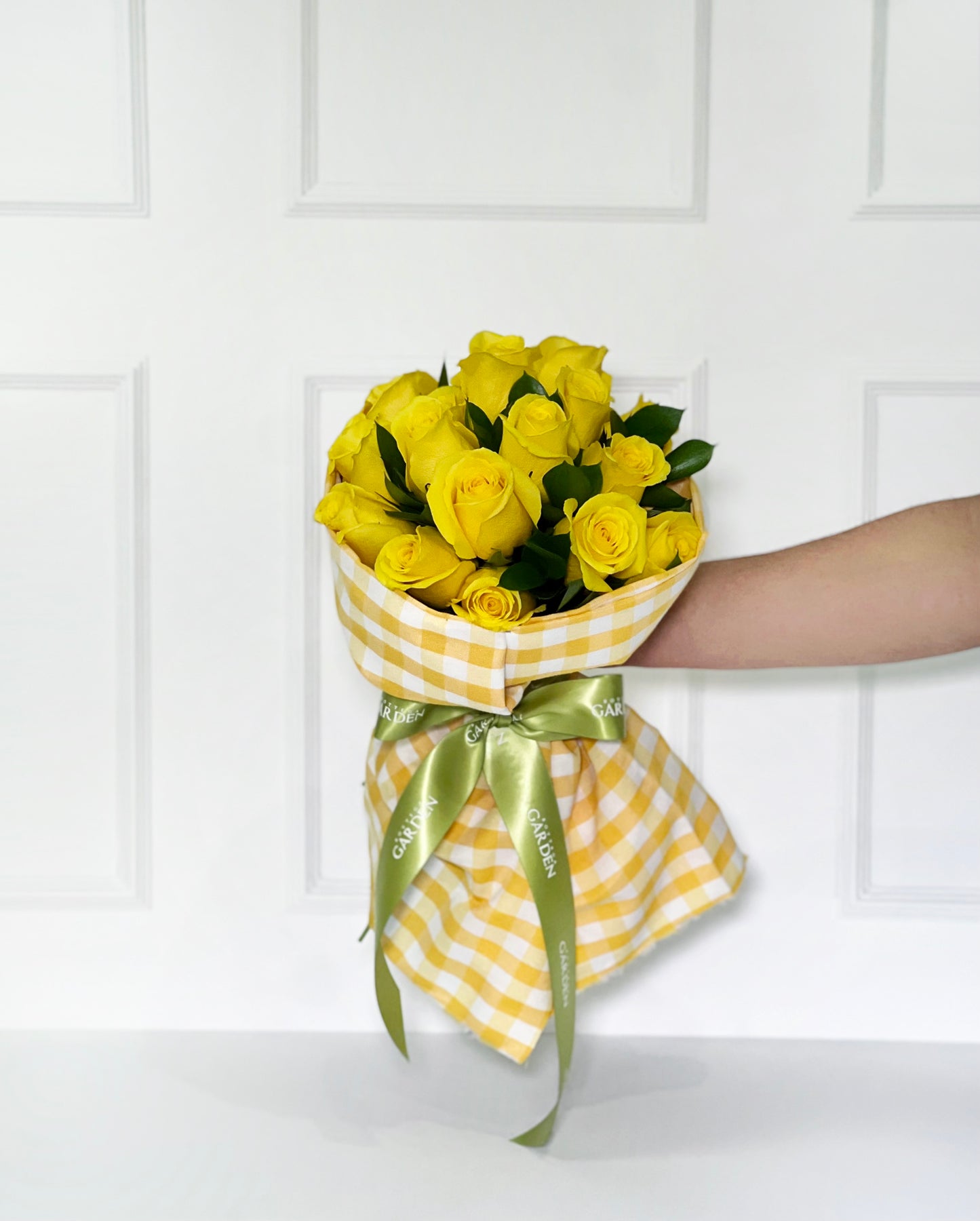 BOUQUET CLASSIC COM ROSAS AMARELAS COM TECIDO XADREZ