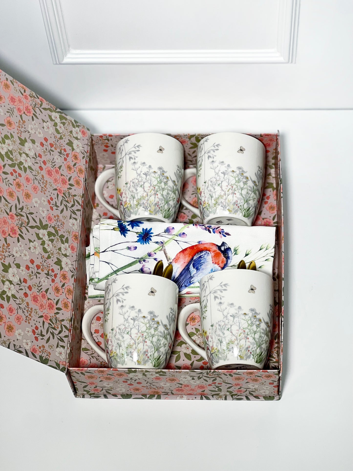 CONJUNTO BOX COM 4 XÍCARAS SEM PIRES, 4 GUARDANAPOS DE TECIDO E 4 COLHERES