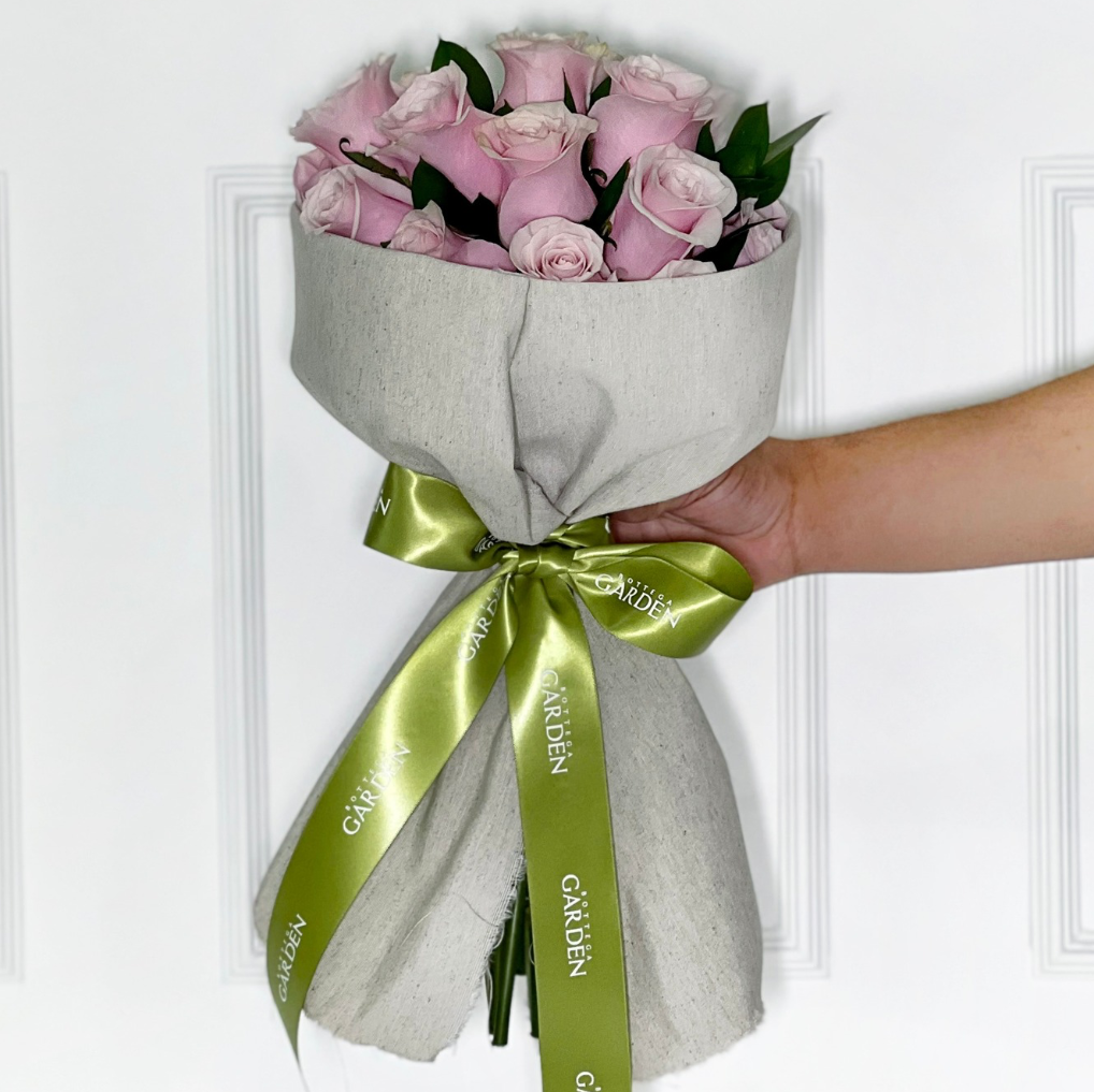 BOUQUET CLÁSSICO DE ROSAS COR DE ROSA COM TECIDO DE LINHO