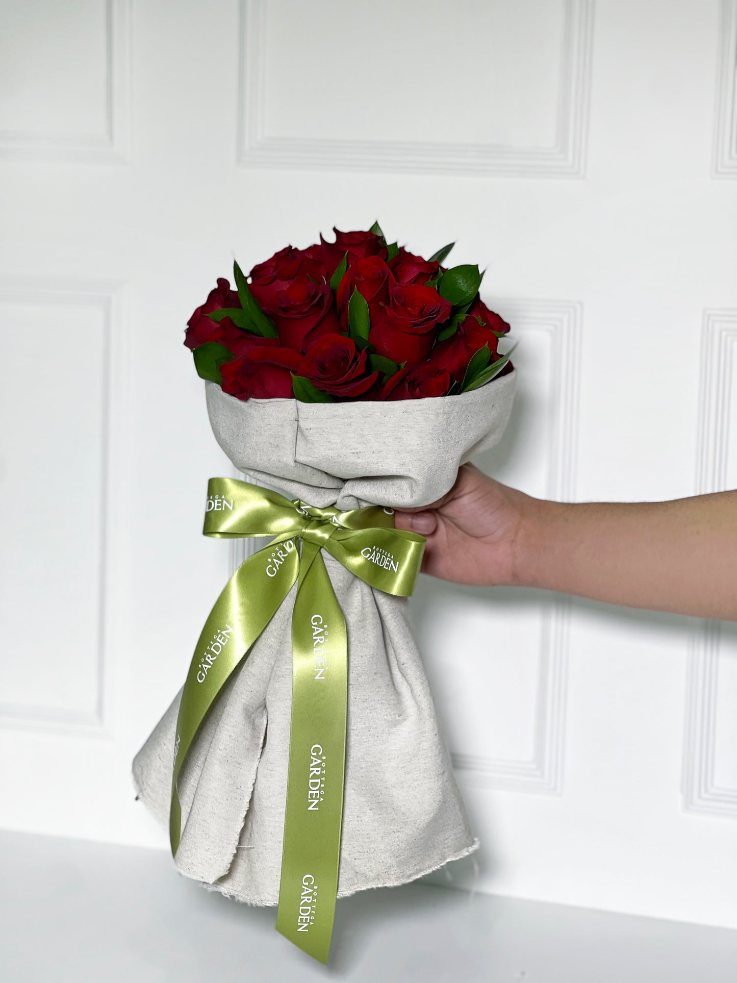 BOUQUET CLÁSSICO DE ROSAS VERMELHAS COM TECIDO DE LINHO