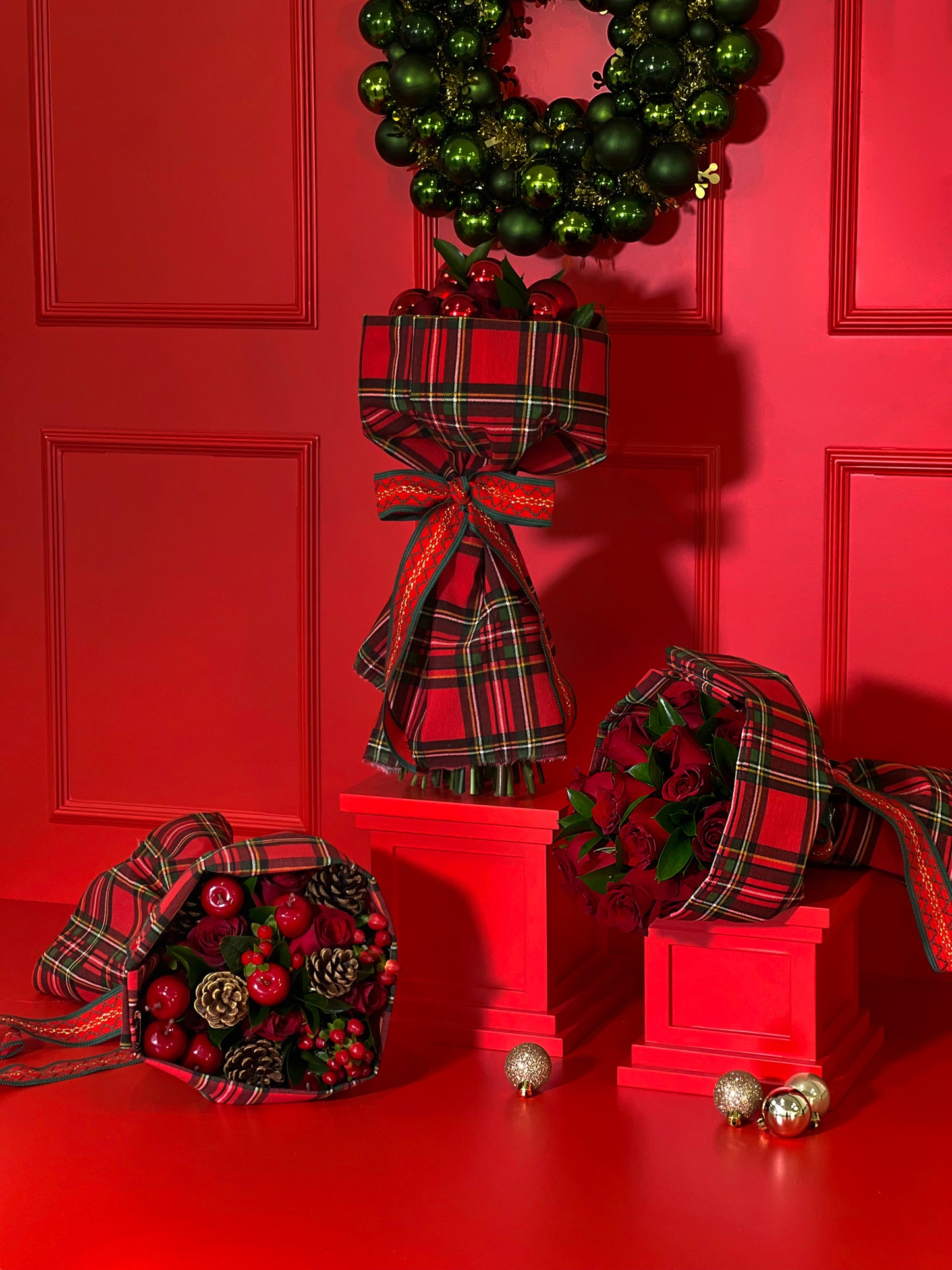 BOUQUET CLÁSSICO NATALÍCIO COM PINHAS E CHERRY ENVOLVIDO COM TECIDO