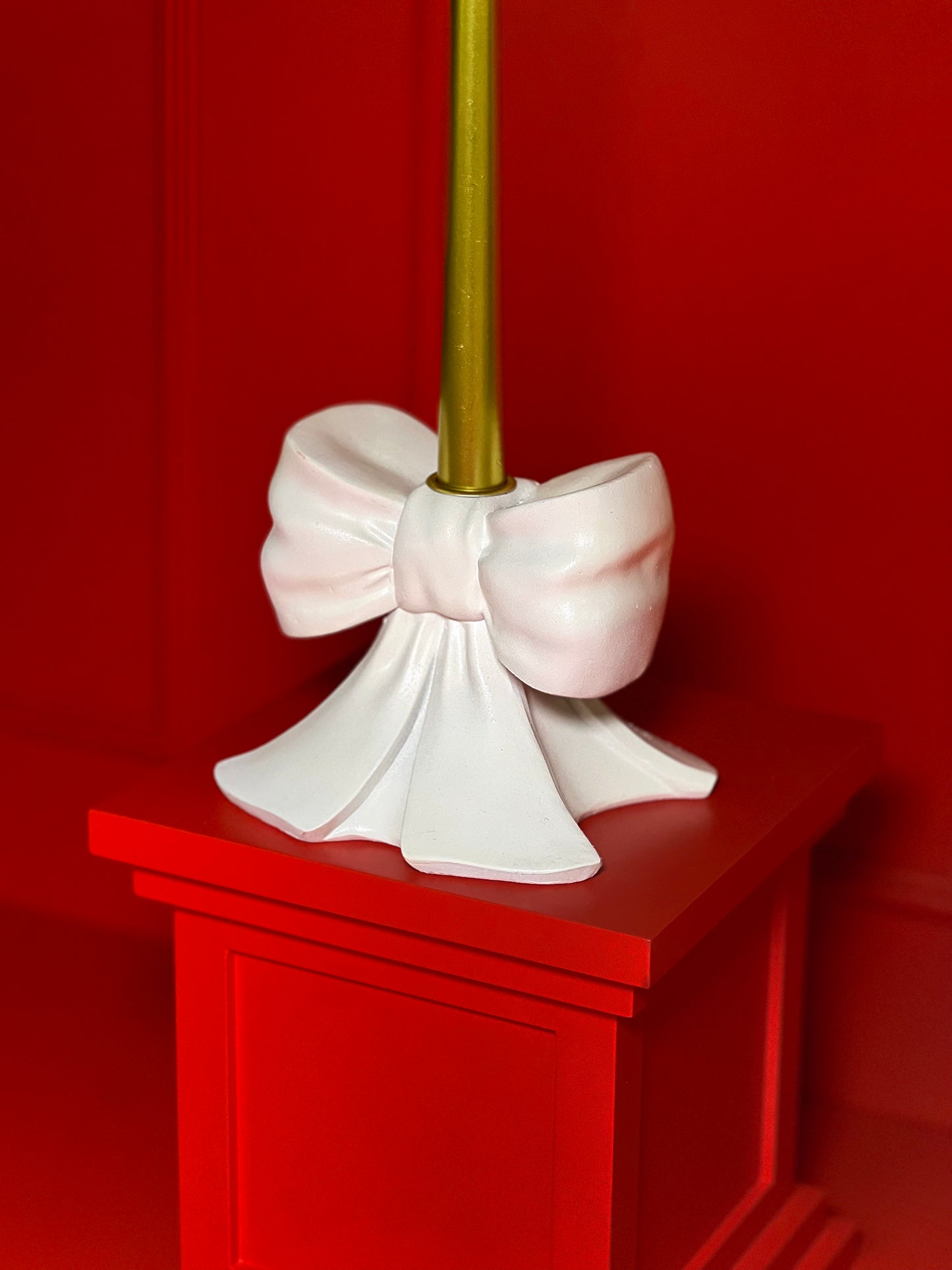 CANDELABRO EM FORMATO DE LAÇO WHITE