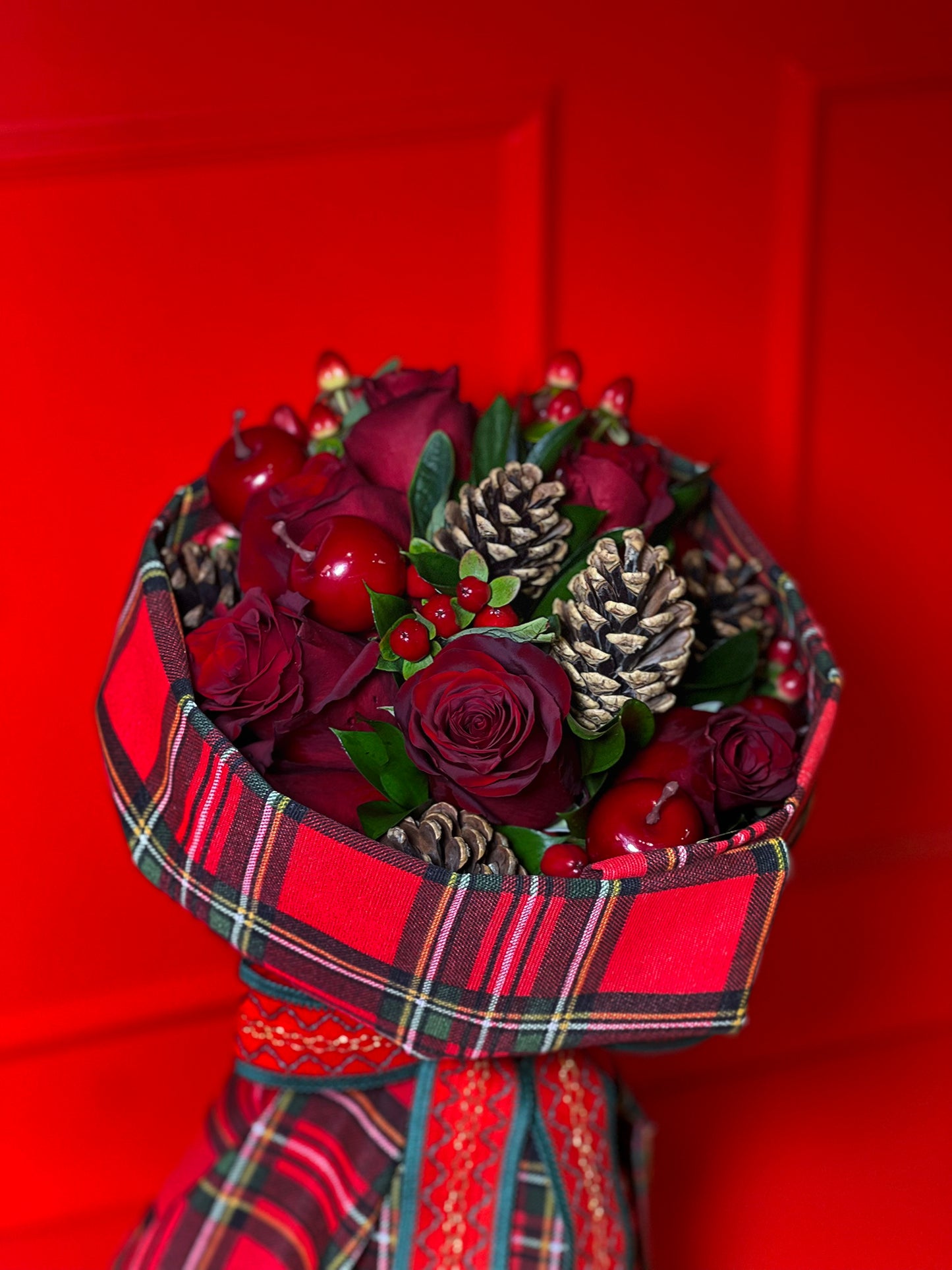 BOUQUET CLÁSSICO NATALÍCIO COM PINHAS E CHERRY ENVOLVIDO COM TECIDO