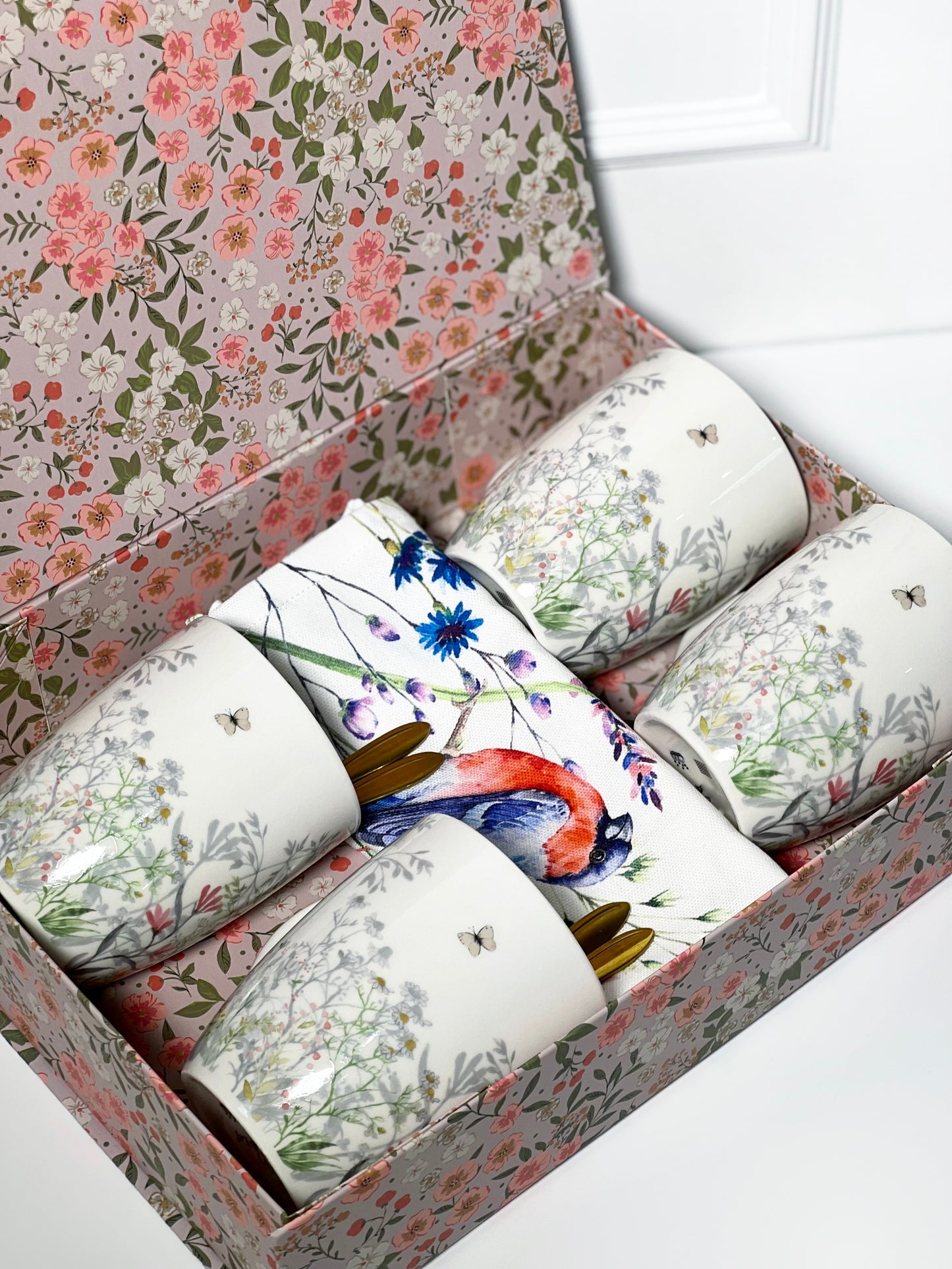 CONJUNTO BOX COM 4 XÍCARAS SEM PIRES, 4 GUARDANAPOS DE TECIDO E 4 COLHERES