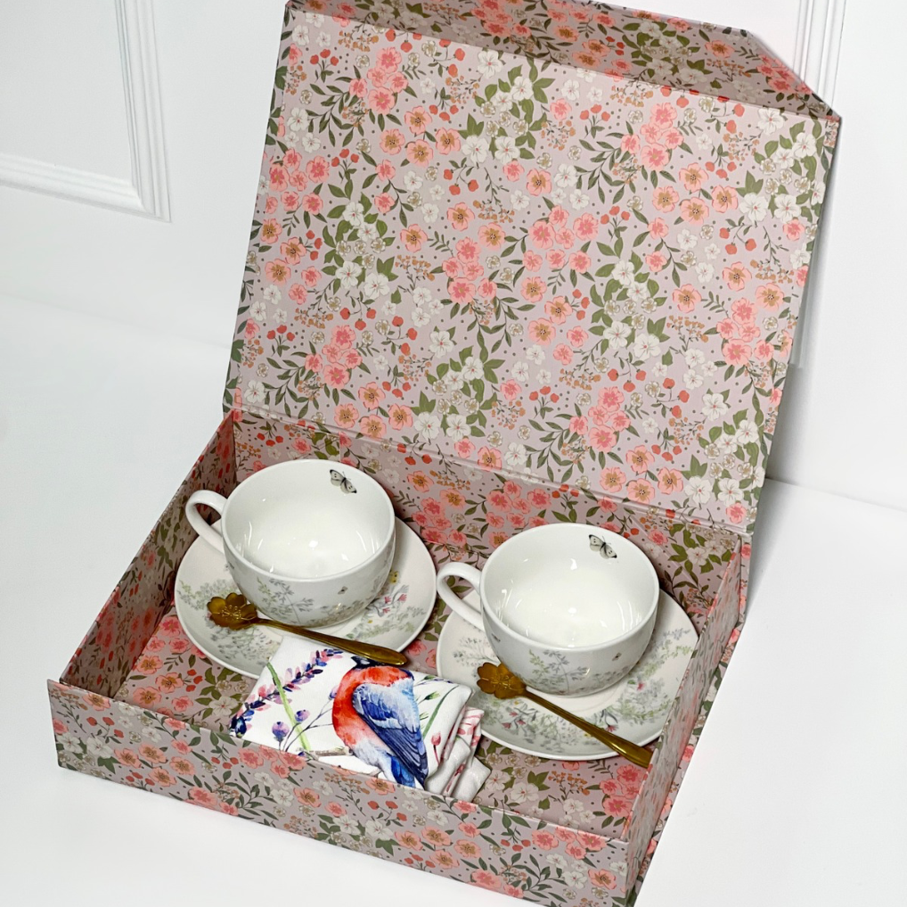 CONJUNTO BOX COM 2 XÍCARAS COM PIRES, 2 GUARDANAPOS DE TECIDO E 2 COLHERES