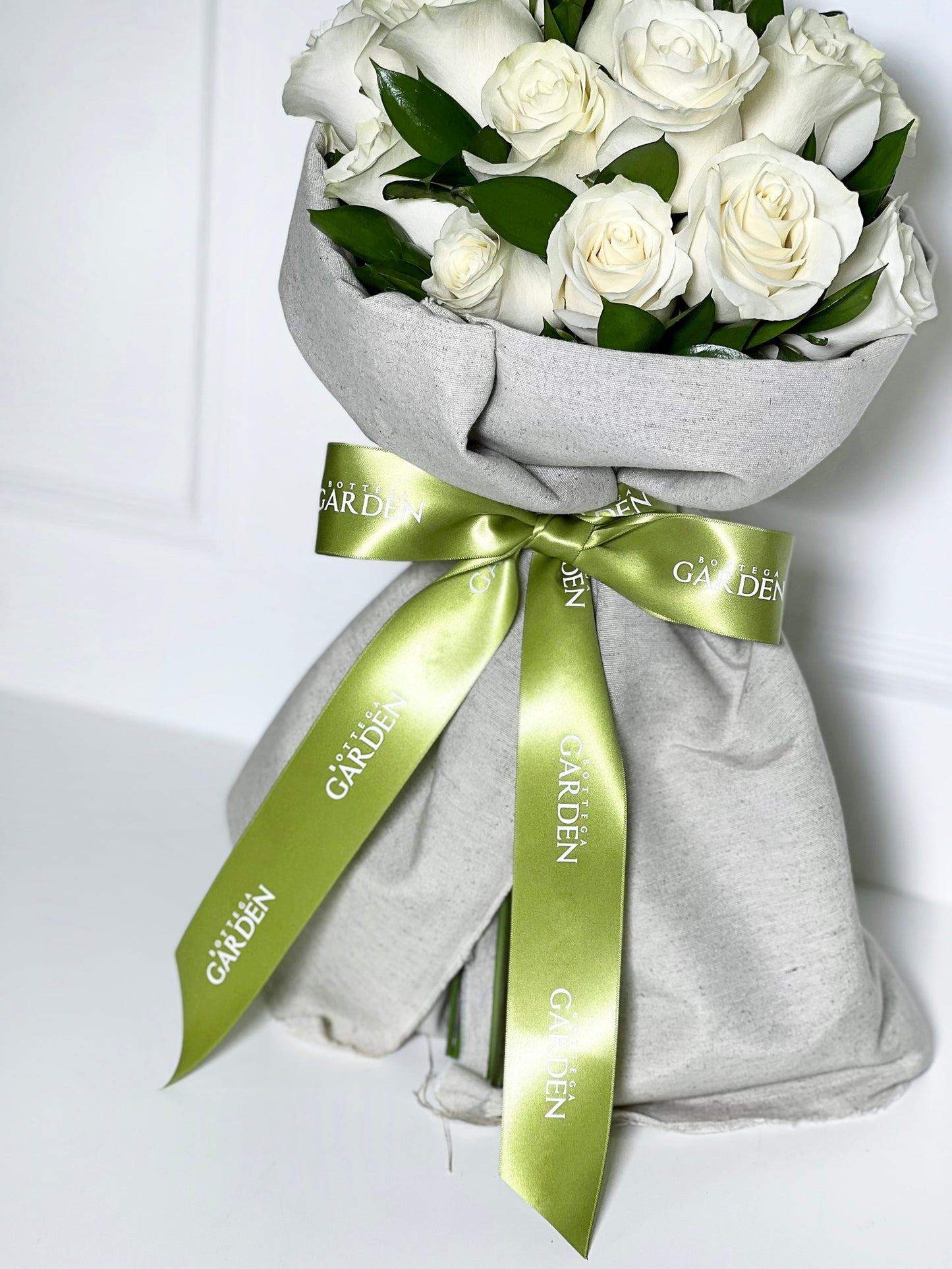 BOUQUET CLÁSSICO DE ROSAS BRANCAS COM TECIDO DE LINHO