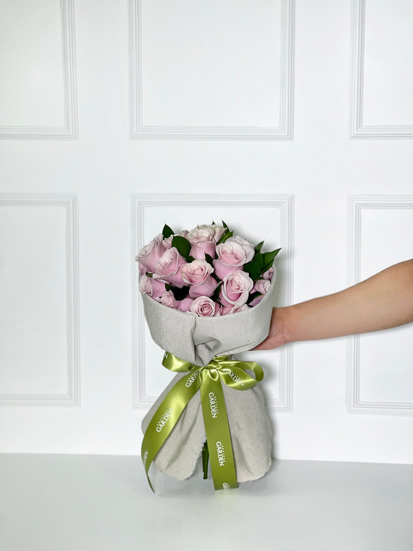 BOUQUET CLÁSSICO DE ROSAS COR DE ROSA COM TECIDO DE LINHO