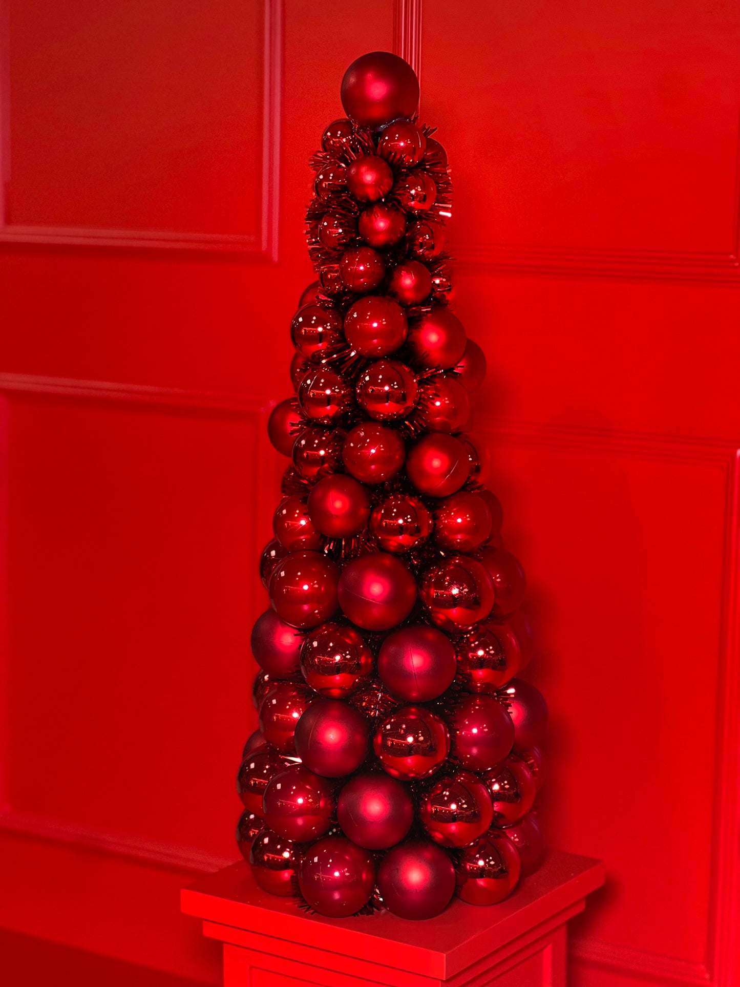 ÁRVORE DE NATAL DECORATIVA DE ESFERAS VERMELHAS TAMANHO L