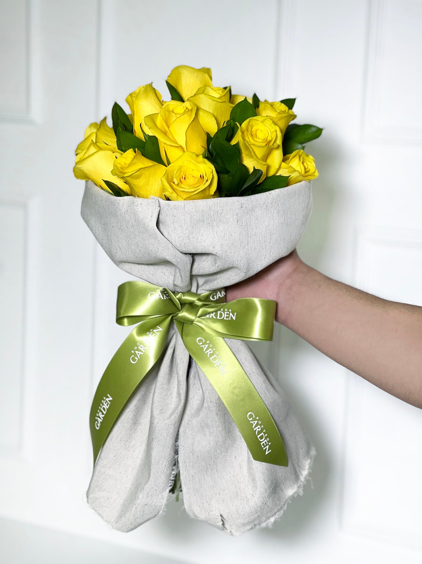 BOUQUET CLÁSSICO DE ROSAS AMARELAS COM TECIDO DE LINHO