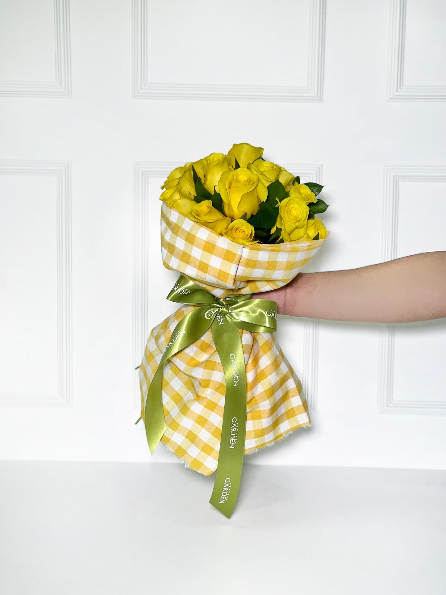 BOUQUET CLASSIC COM ROSAS AMARELAS COM TECIDO XADREZ