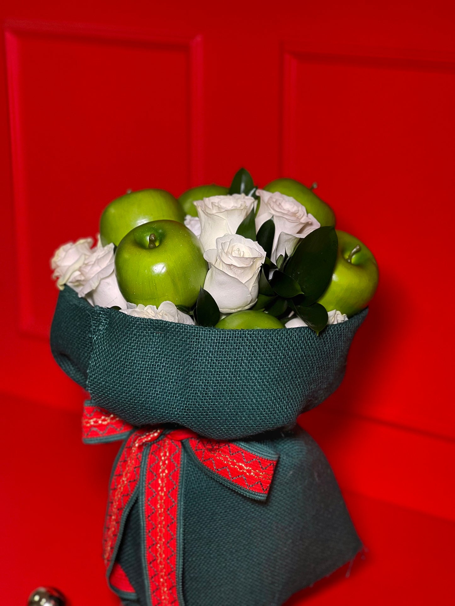 BOUQUET COM ROSAS E MAÇÃS VERDES ENVOLVIDO COM TECIDO DE JUTA DE LINHO CRU VERDE