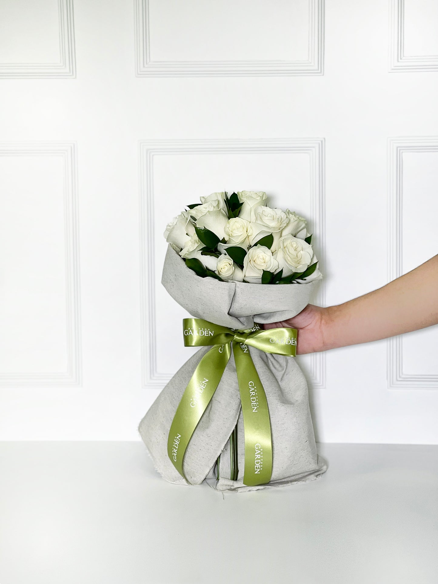 BOUQUET CLÁSSICO DE ROSAS BRANCAS COM TECIDO DE LINHO