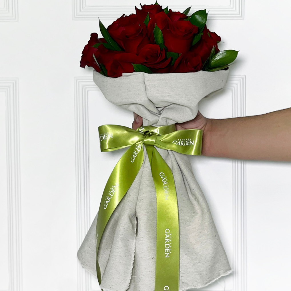 BOUQUET CLÁSSICO DE ROSAS VERMELHAS COM TECIDO DE LINHO