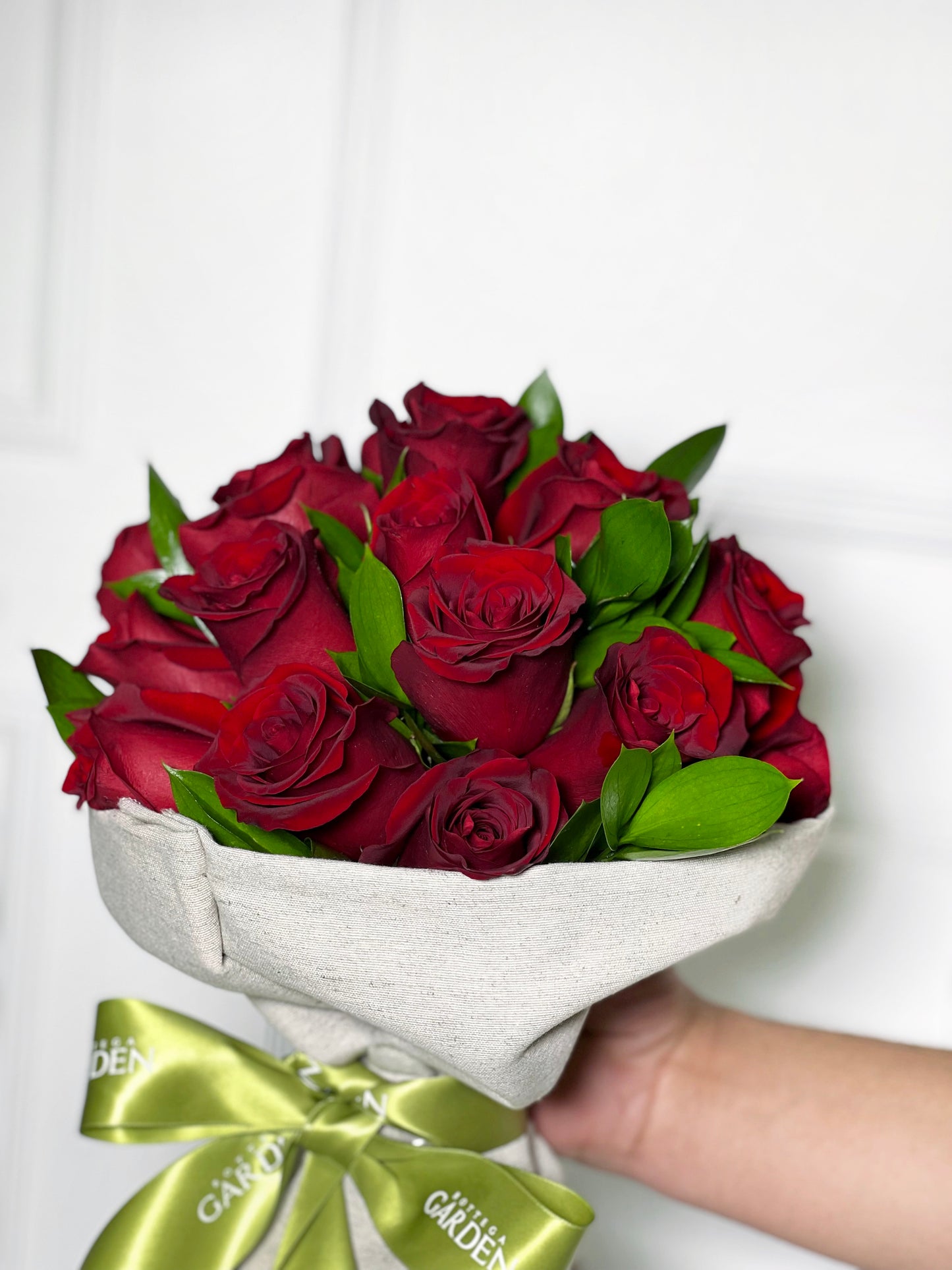BOUQUET CLÁSSICO DE ROSAS VERMELHAS COM TECIDO DE LINHO
