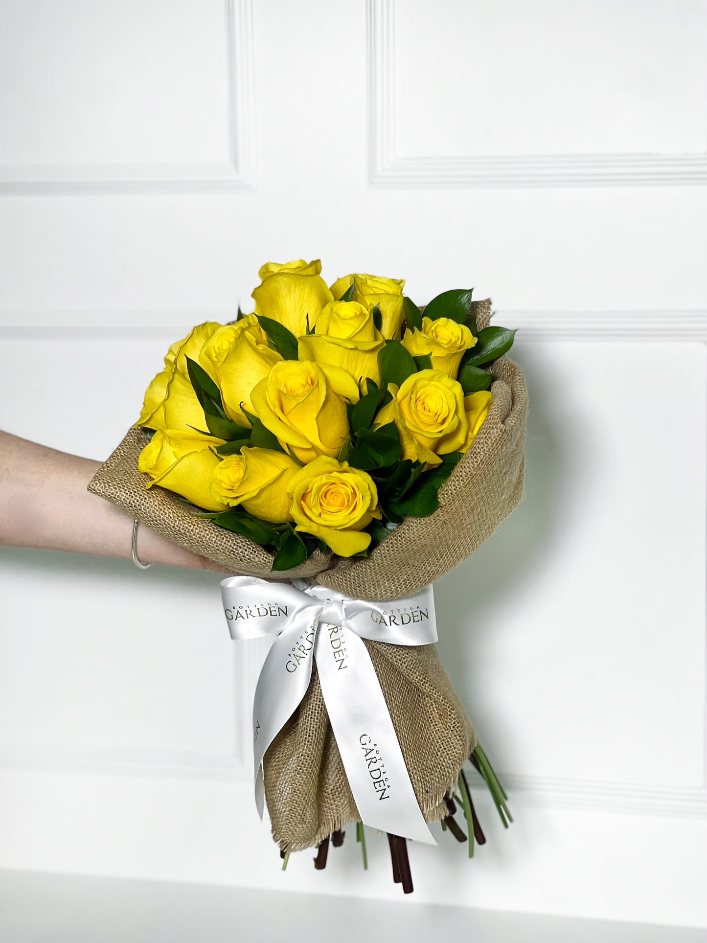 BOUQUET CLÁSSICO DE ROSAS AMARELAS COM JUTA DE LINHO