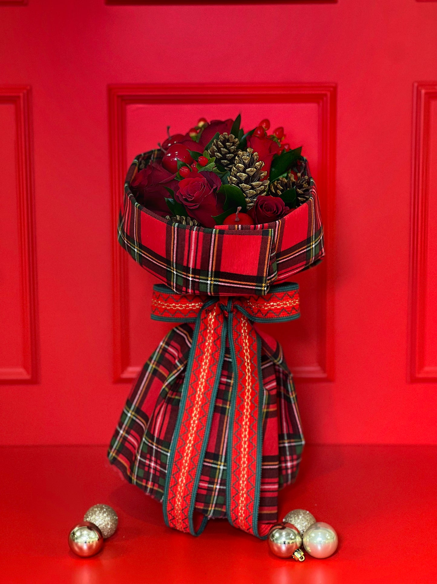 BOUQUET CLÁSSICO NATALÍCIO COM PINHAS E CHERRY ENVOLVIDO COM TECIDO