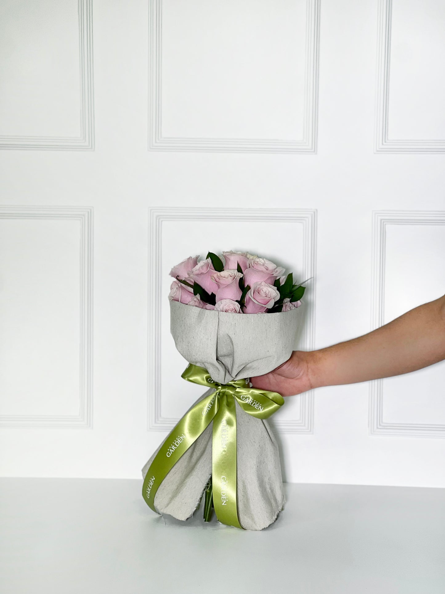BOUQUET CLÁSSICO DE ROSAS COR DE ROSA COM TECIDO DE LINHO