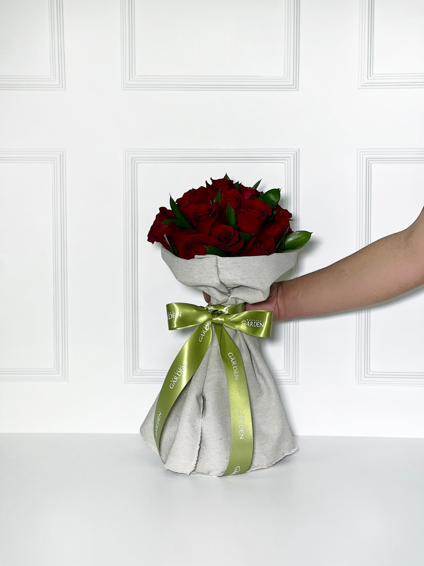 BOUQUET CLÁSSICO DE ROSAS VERMELHAS COM TECIDO DE LINHO