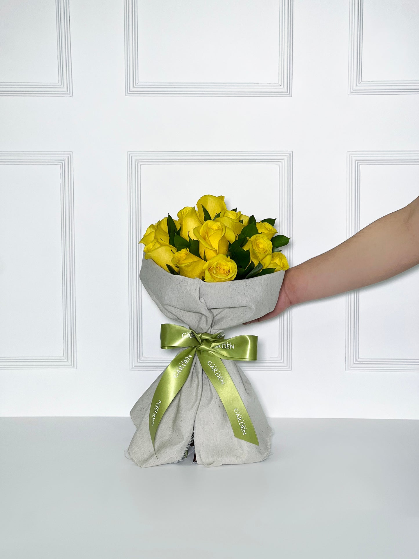 BOUQUET CLÁSSICO DE ROSAS AMARELAS COM TECIDO DE LINHO