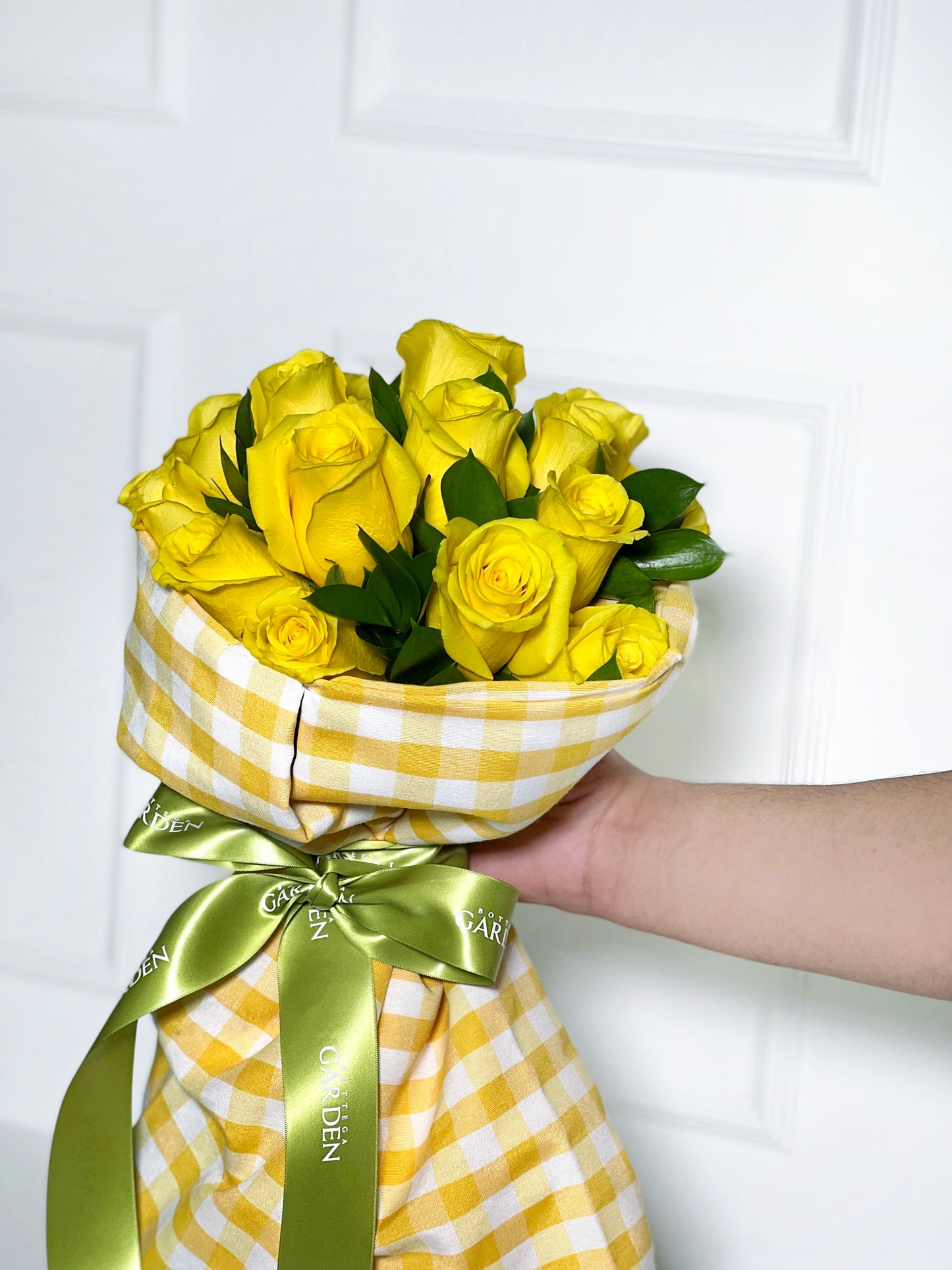 BOUQUET CLASSIC COM ROSAS AMARELAS COM TECIDO XADREZ