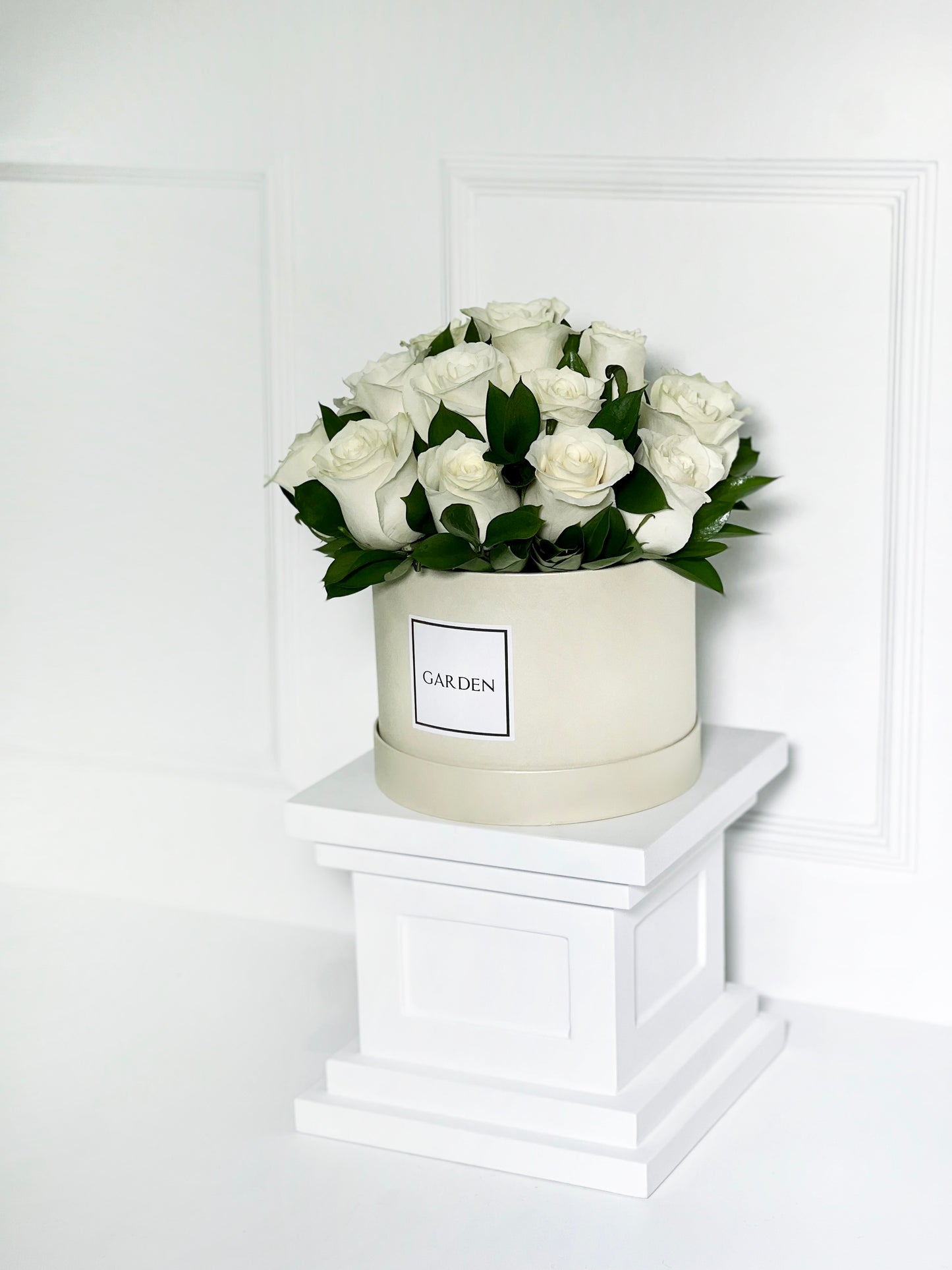 BOX CLÁSSICA COM ROSAS BRANCAS