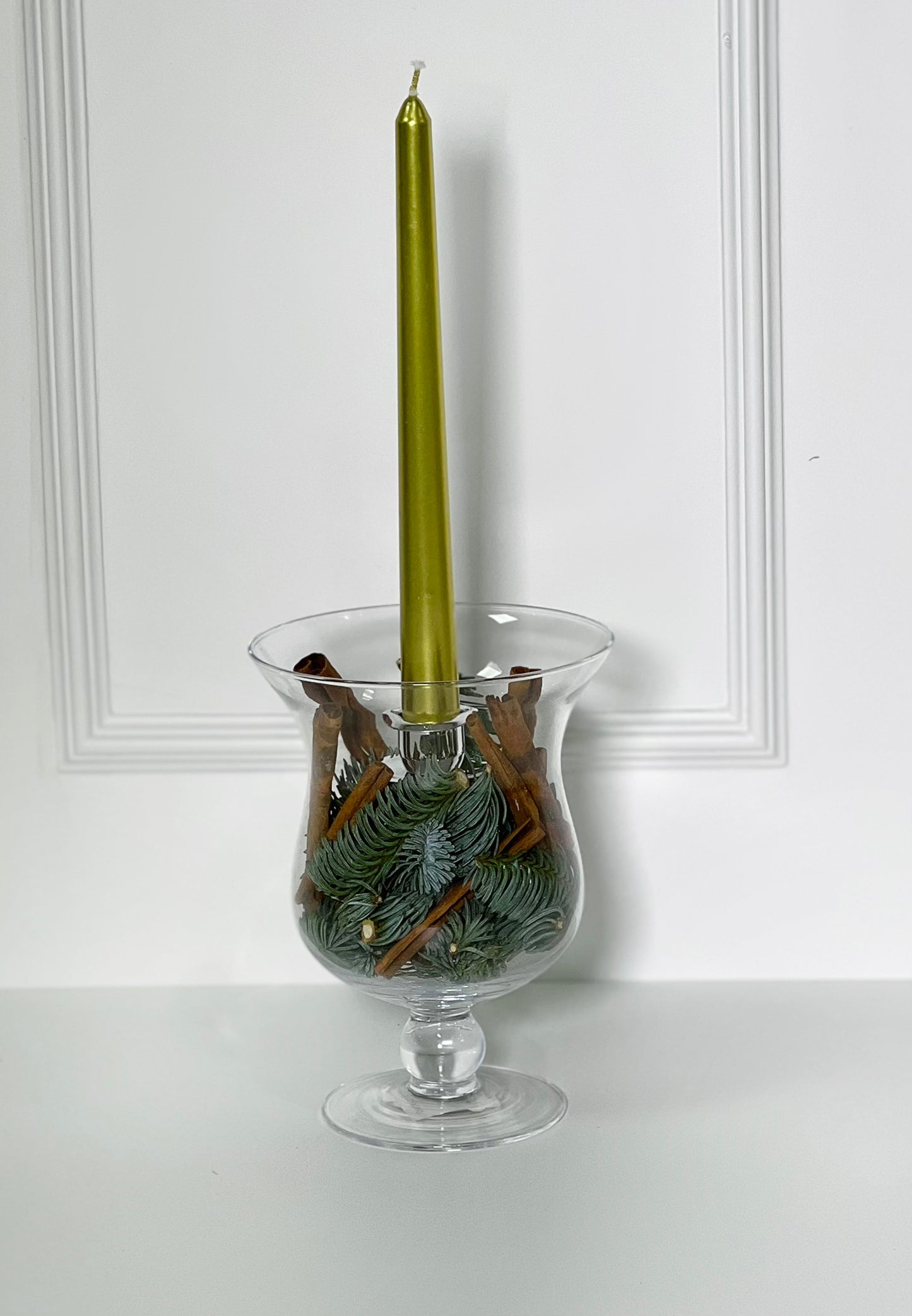 CASTIÇAL DE CRISTAL COM VELA EM DOURADO