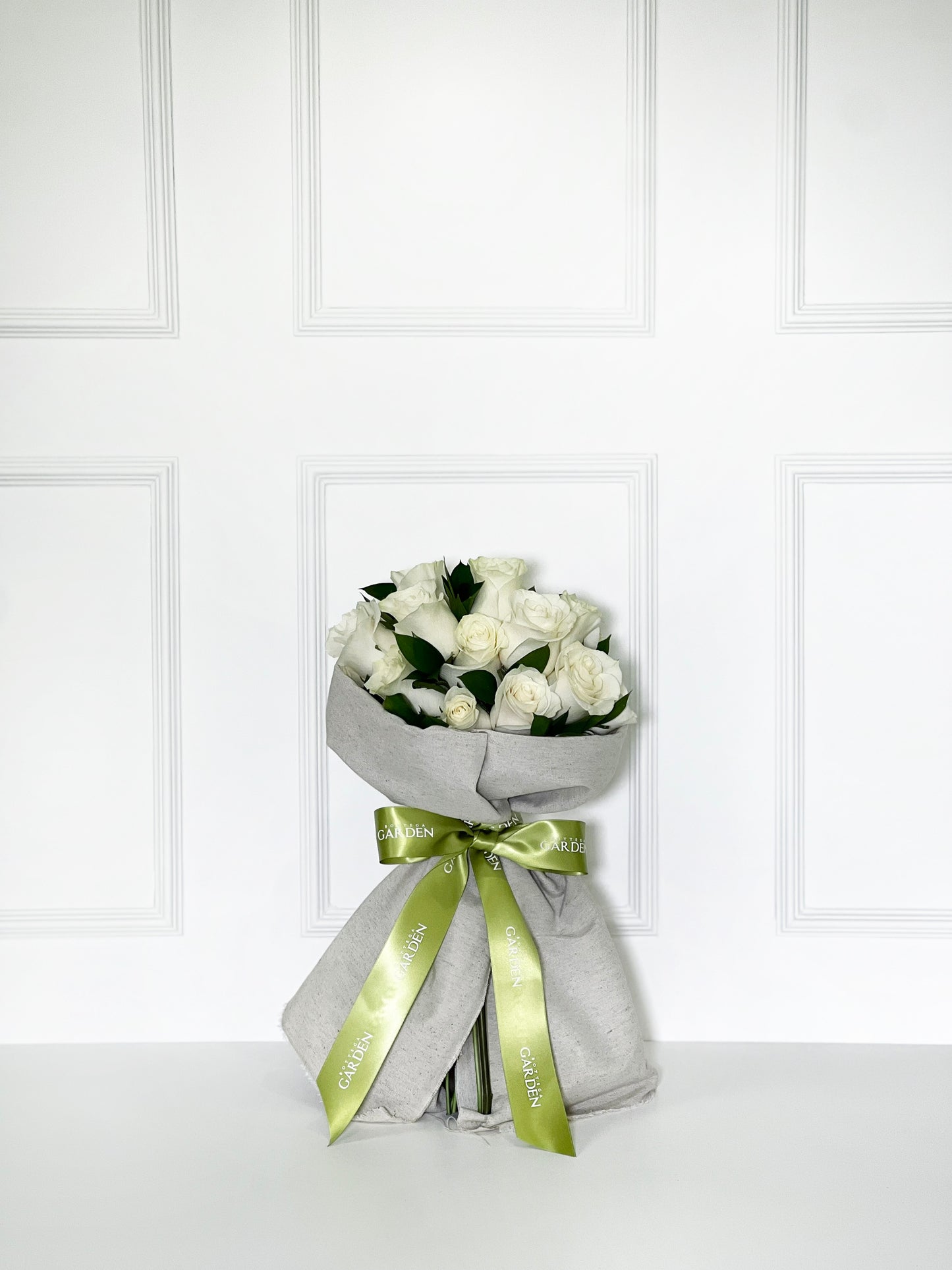 BOUQUET CLÁSSICO DE ROSAS BRANCAS COM TECIDO DE LINHO