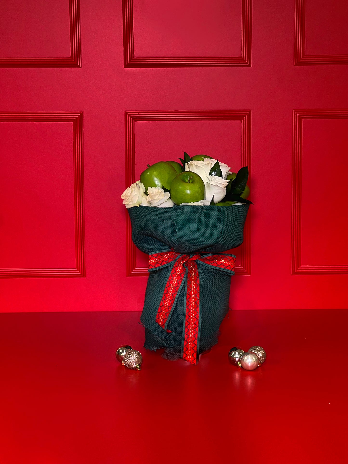 BOUQUET COM ROSAS E MAÇÃS VERDES ENVOLVIDO COM TECIDO DE JUTA DE LINHO CRU VERDE