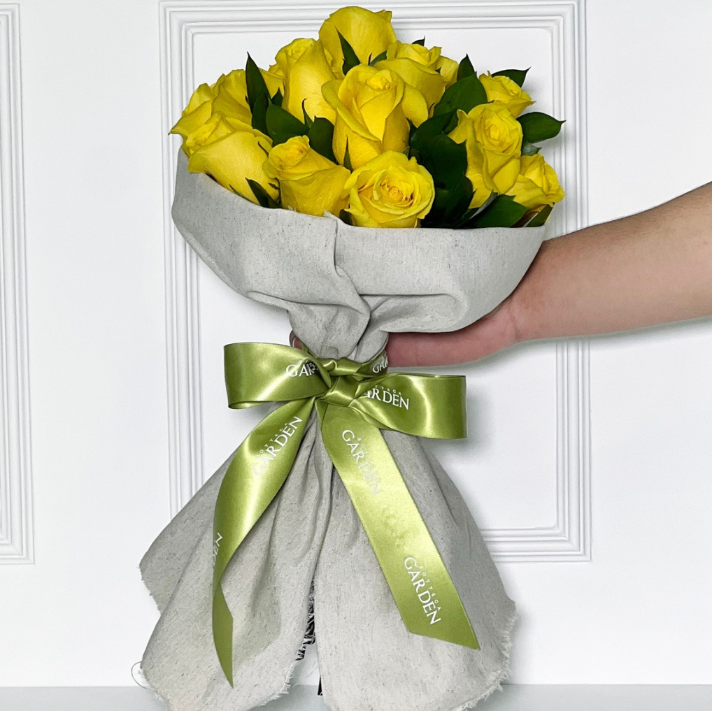 BOUQUET CLÁSSICO DE ROSAS AMARELAS COM TECIDO DE LINHO