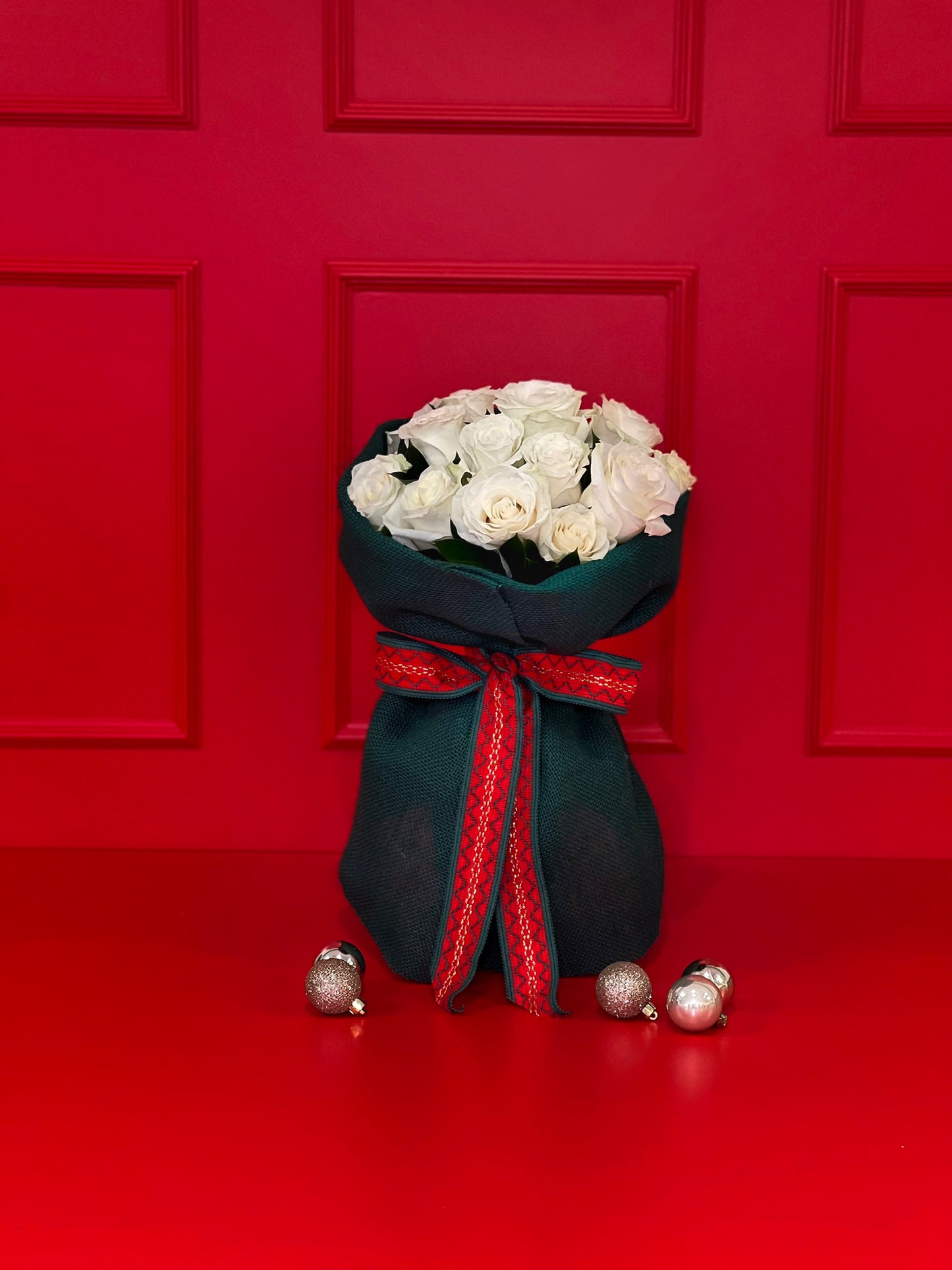 BOUQUET CLÁSSICO COM JUTA DE LINHO CRU VERDE