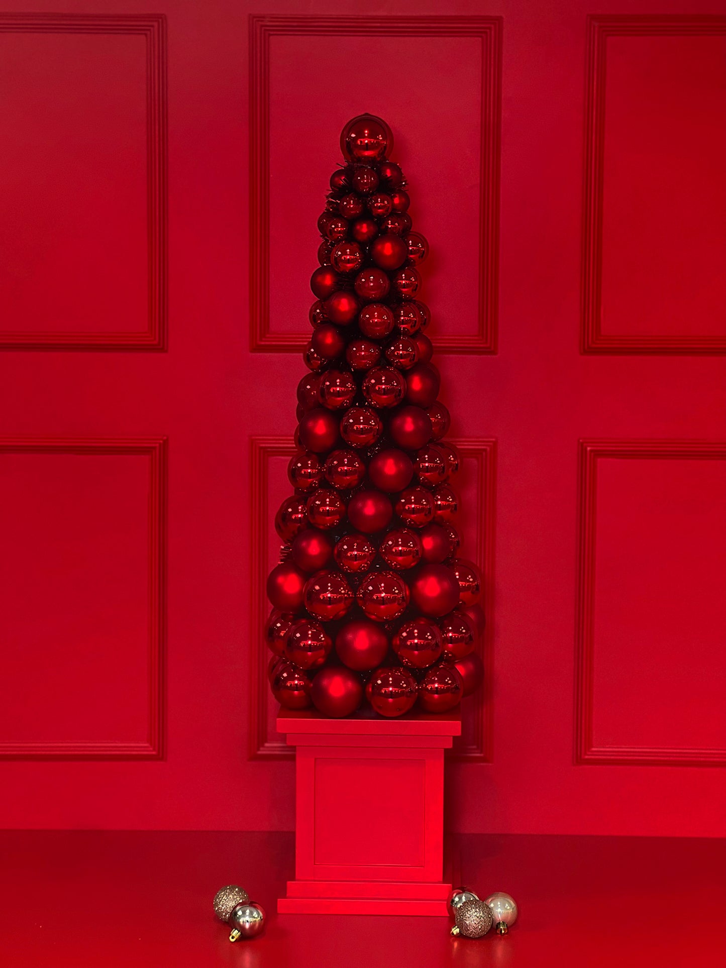 ÁRVORE DE NATAL DECORATIVA DE ESFERAS VERMELHAS TAMANHO L