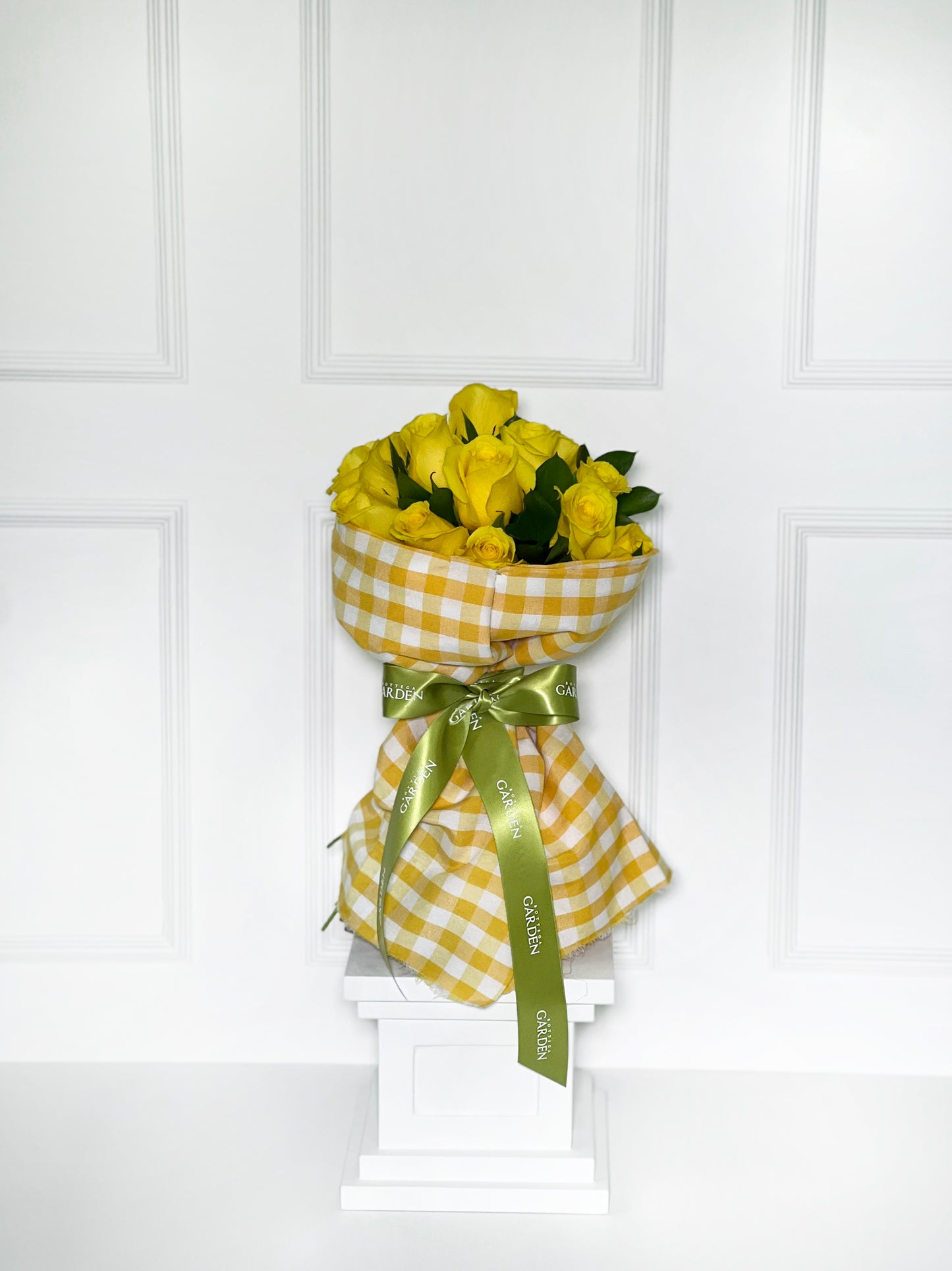 BOUQUET CLASSIC COM ROSAS AMARELAS COM TECIDO XADREZ