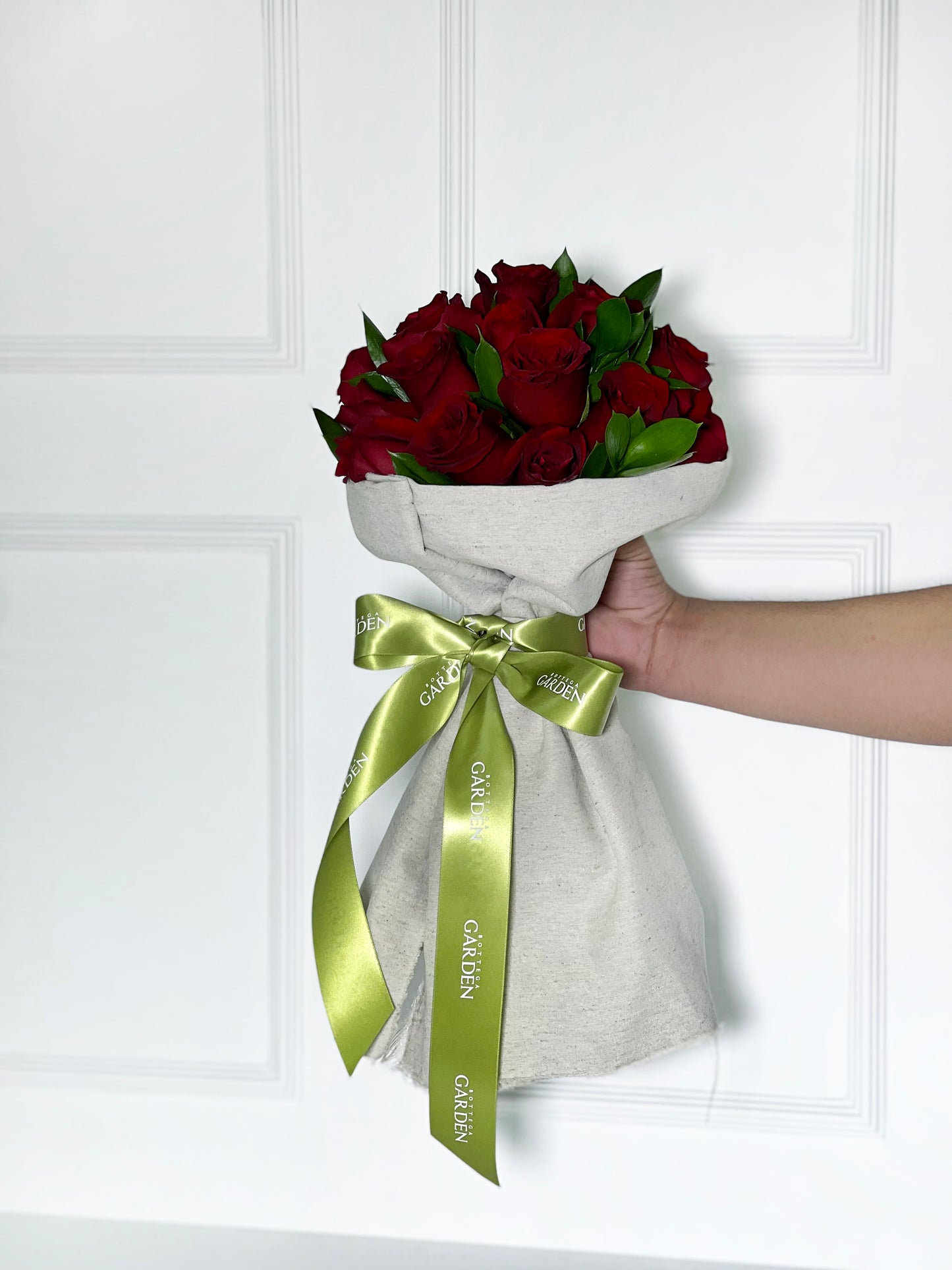 BOUQUET CLÁSSICO DE ROSAS VERMELHAS COM TECIDO DE LINHO