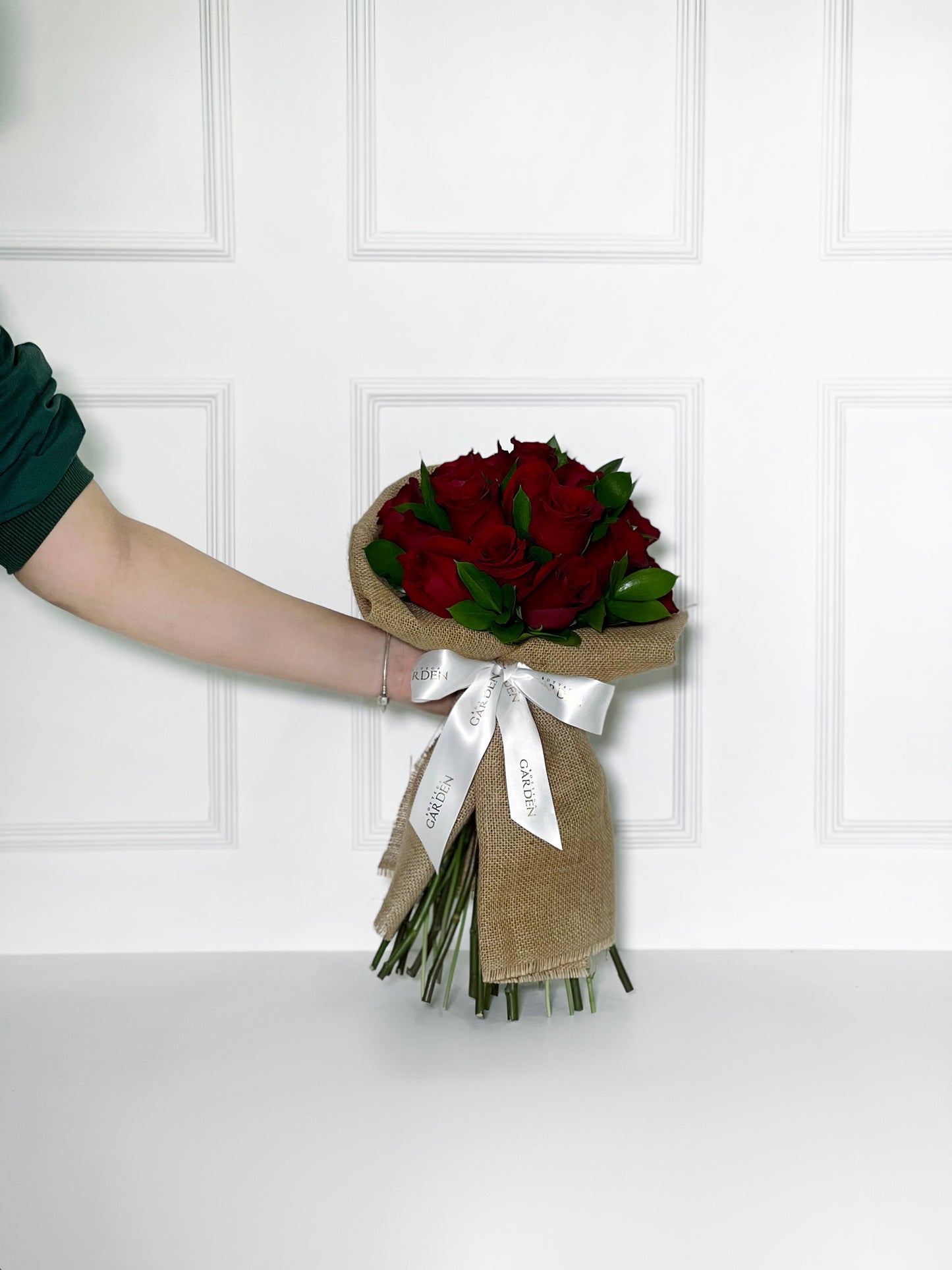 BOUQUET CLÁSSICO DE ROSAS VERMELHAS COM JUTA DE LINHO