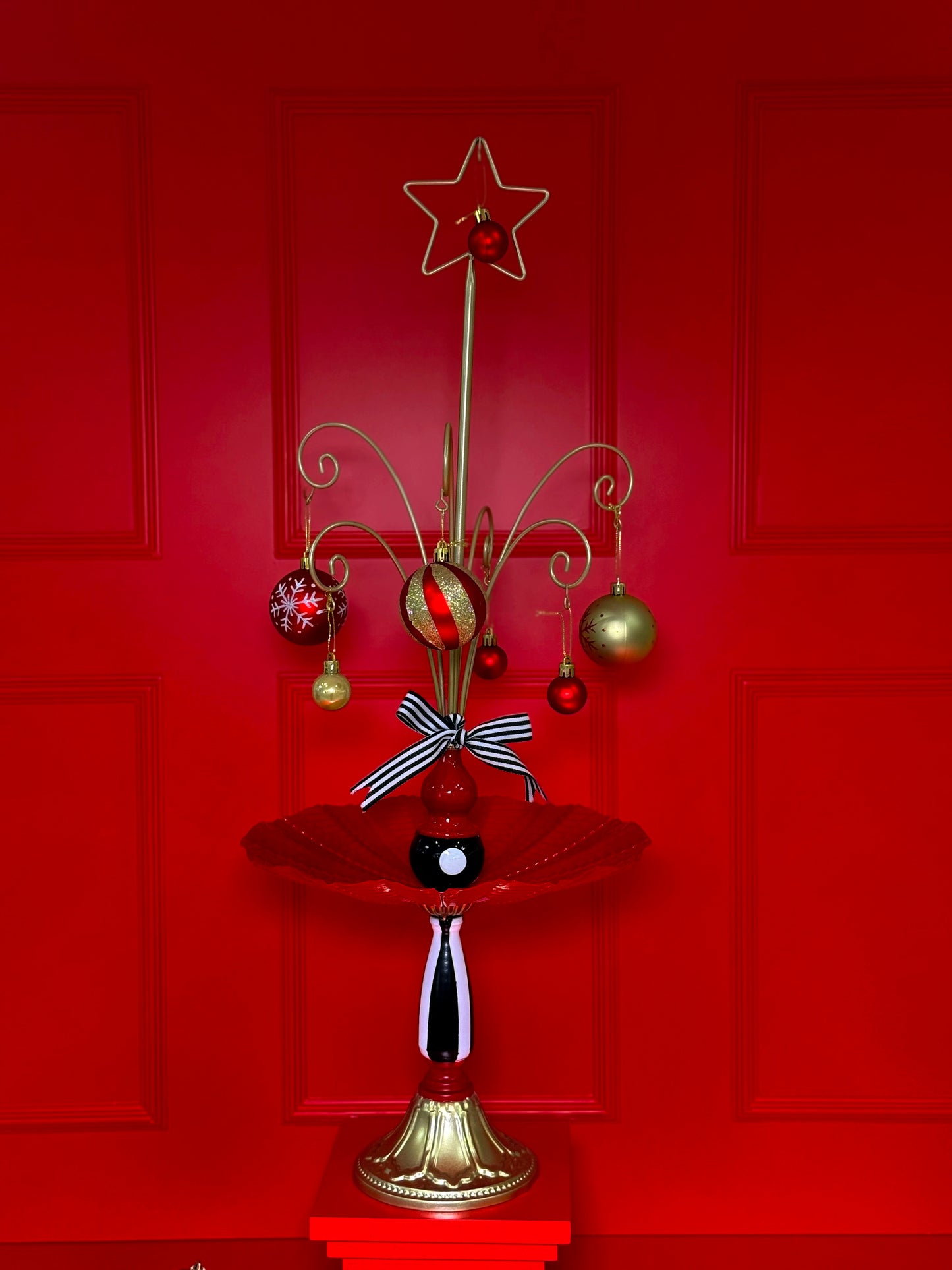 Artigo Decorativo de Natal – Árvore Ornamental com Bolas e Estrela