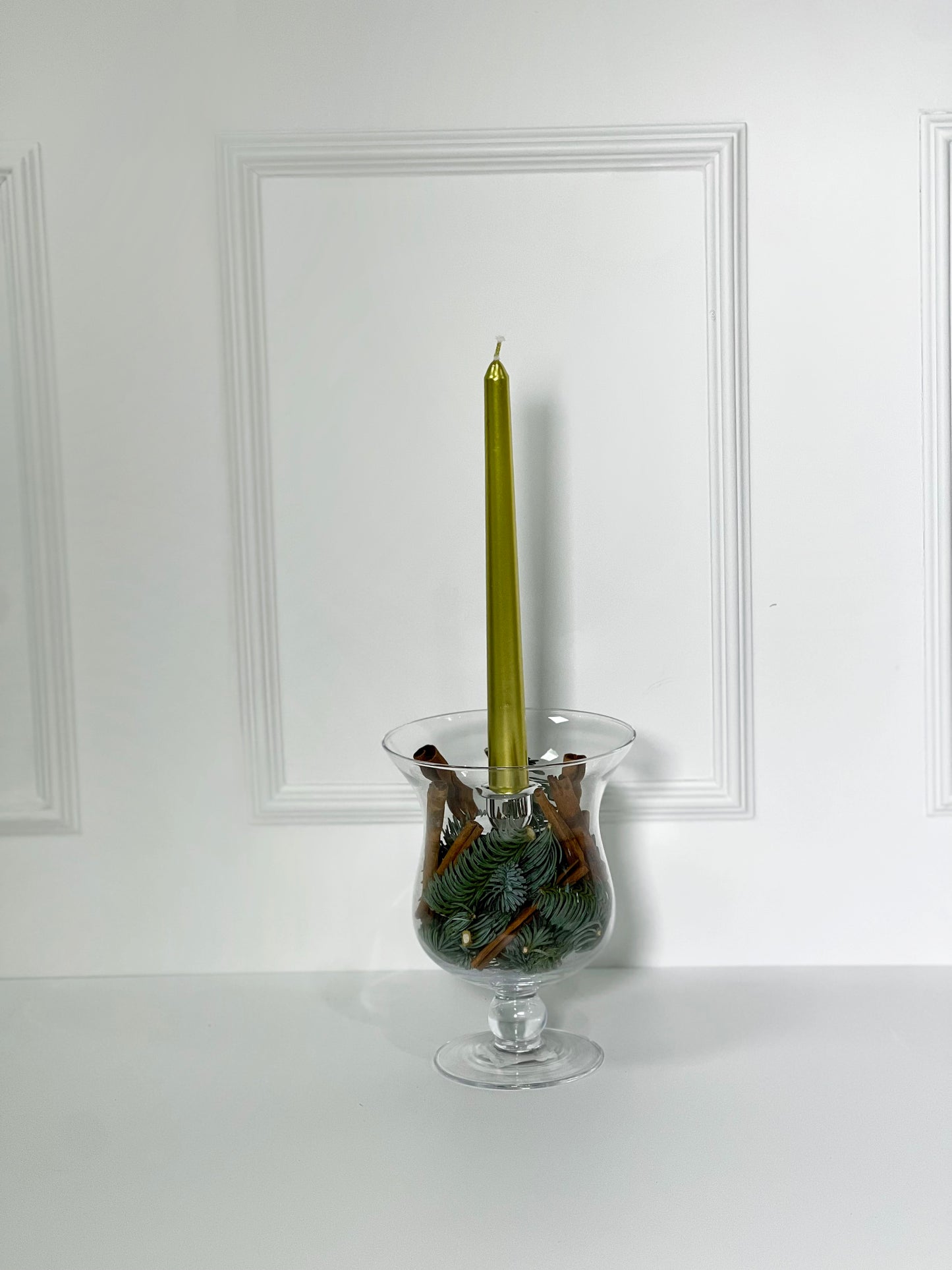 CASTIÇAL DE CRISTAL COM VELA EM DOURADO