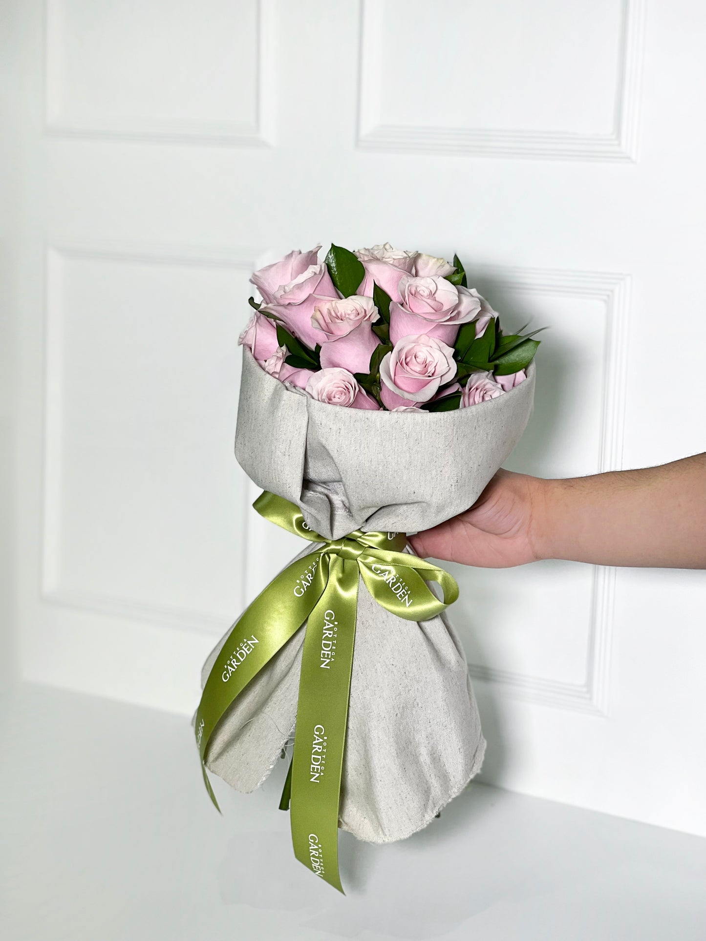 BOUQUET CLÁSSICO DE ROSAS COR DE ROSA COM TECIDO DE LINHO