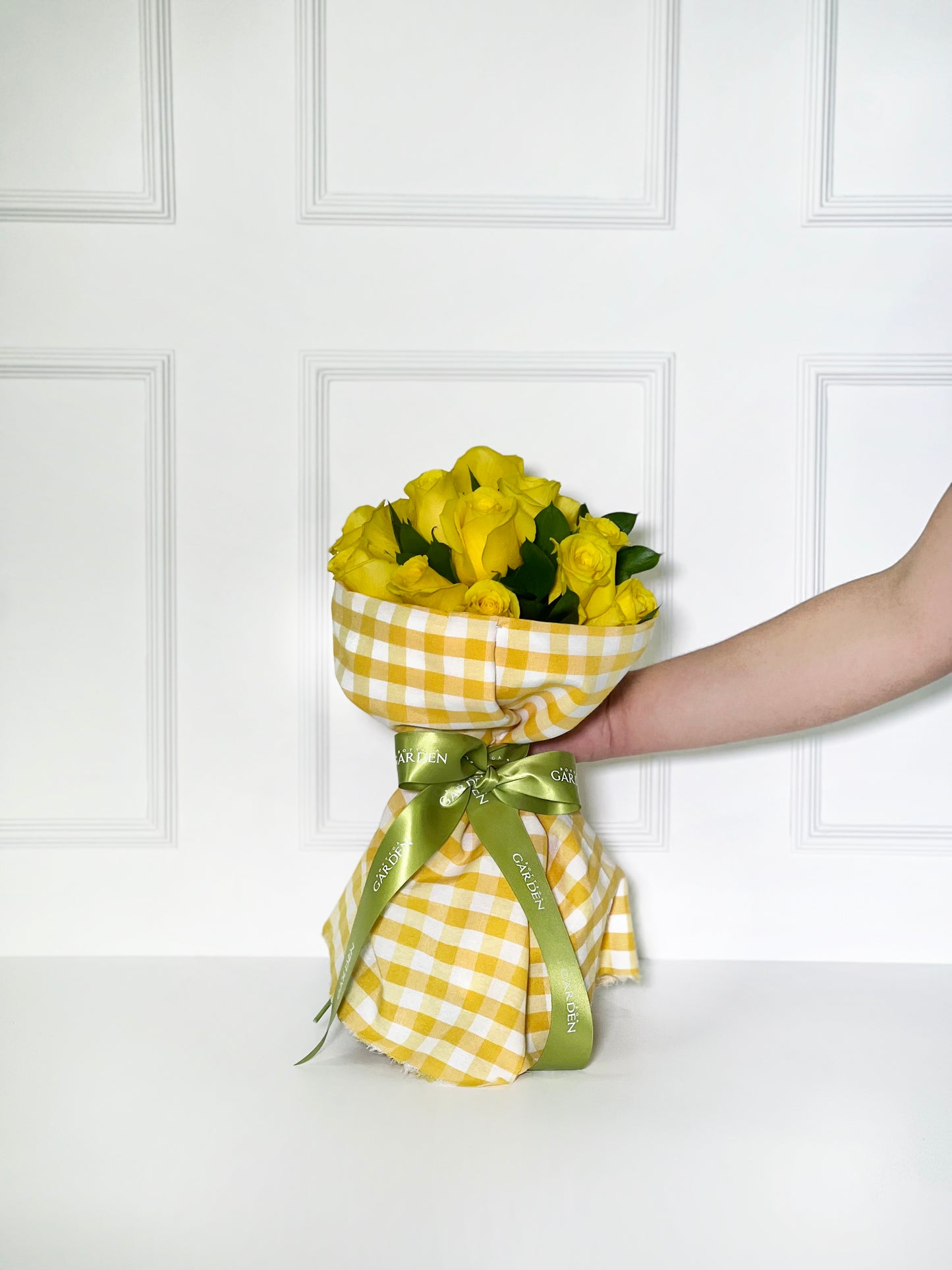 BOUQUET CLASSIC COM ROSAS AMARELAS COM TECIDO XADREZ