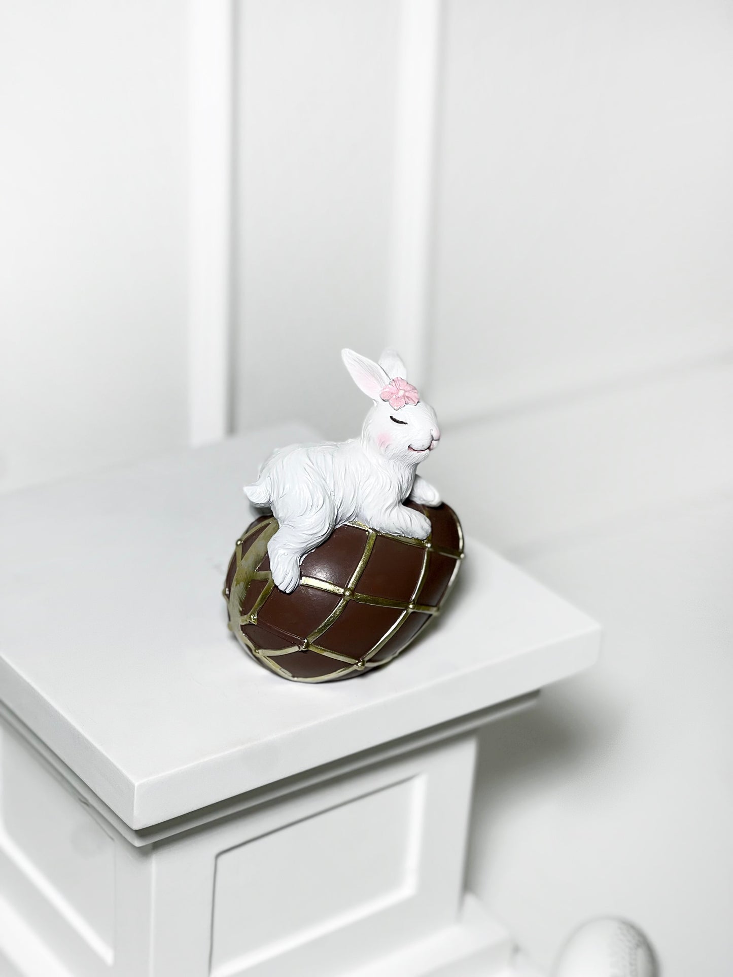 COELHO SOBRE OVO ITEM DECORATIVO