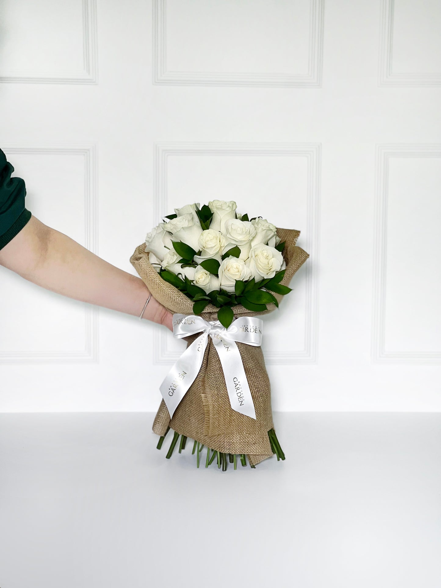 BOUQUET CLÁSSICO DE ROSAS BRANCAS COM JUTA DE LINHO