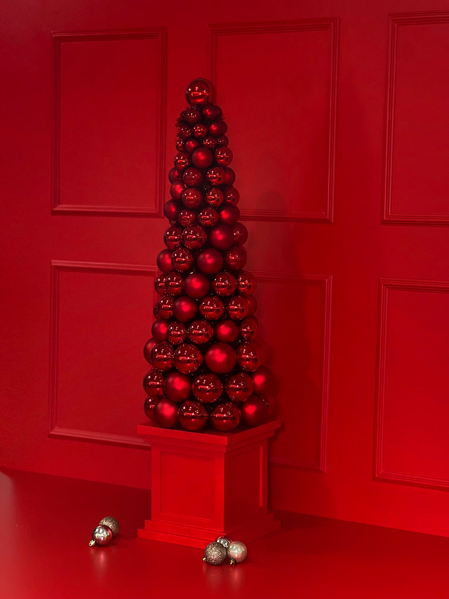 ÁRVORE DE NATAL DECORATIVA DE ESFERAS VERMELHAS TAMANHO L