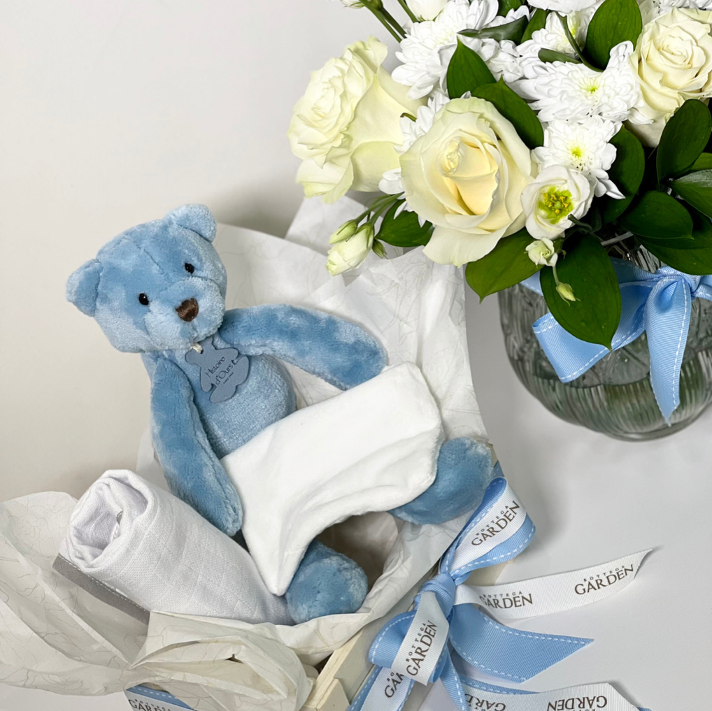 Caixa com Ursinho, Fraldinha bordada e Bouquet Baby Blue