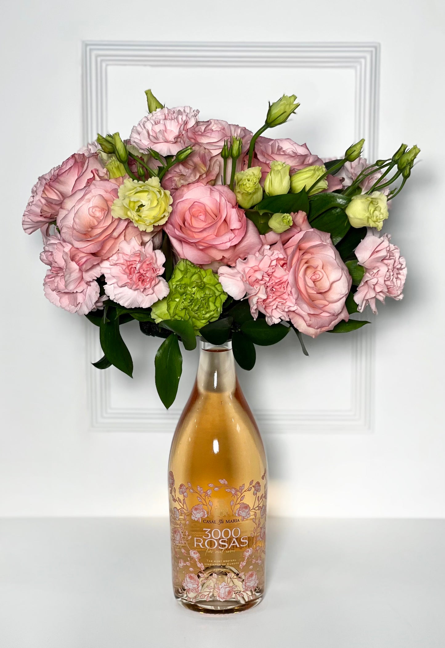 VINHO COM ARRANJO FLORAL