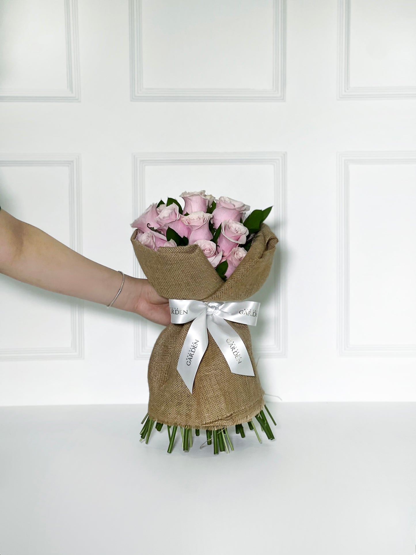 BOUQUET CLÁSSICO DE ROSAS COR DE ROSA COM JUTA DE LINHO