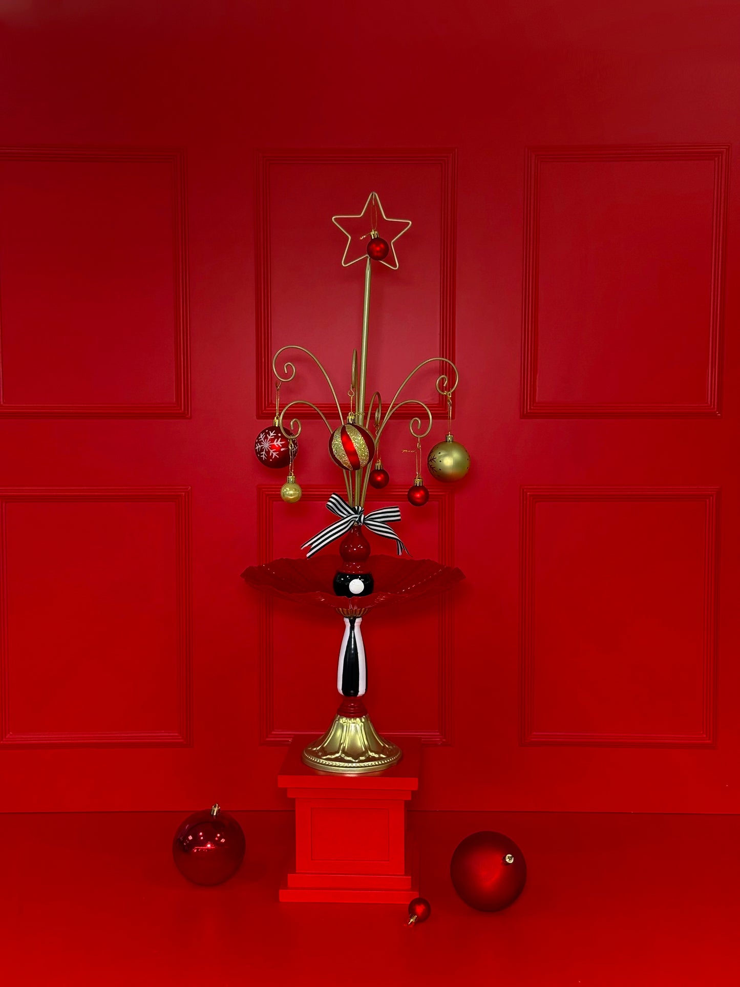 Artigo Decorativo de Natal – Árvore Ornamental com Bolas e Estrela