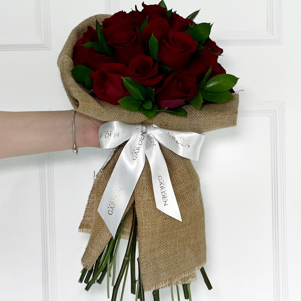 BOUQUET CLÁSSICO DE ROSAS VERMELHAS COM JUTA DE LINHO